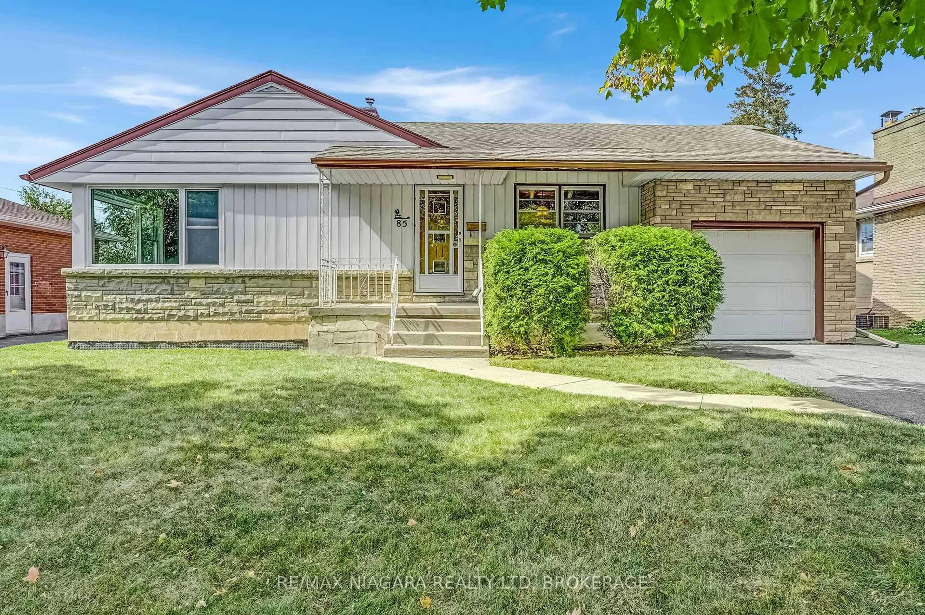 Home with vinyl exterior material, street for 85 Diffin Dr, Welland Ontario L3C 2K2