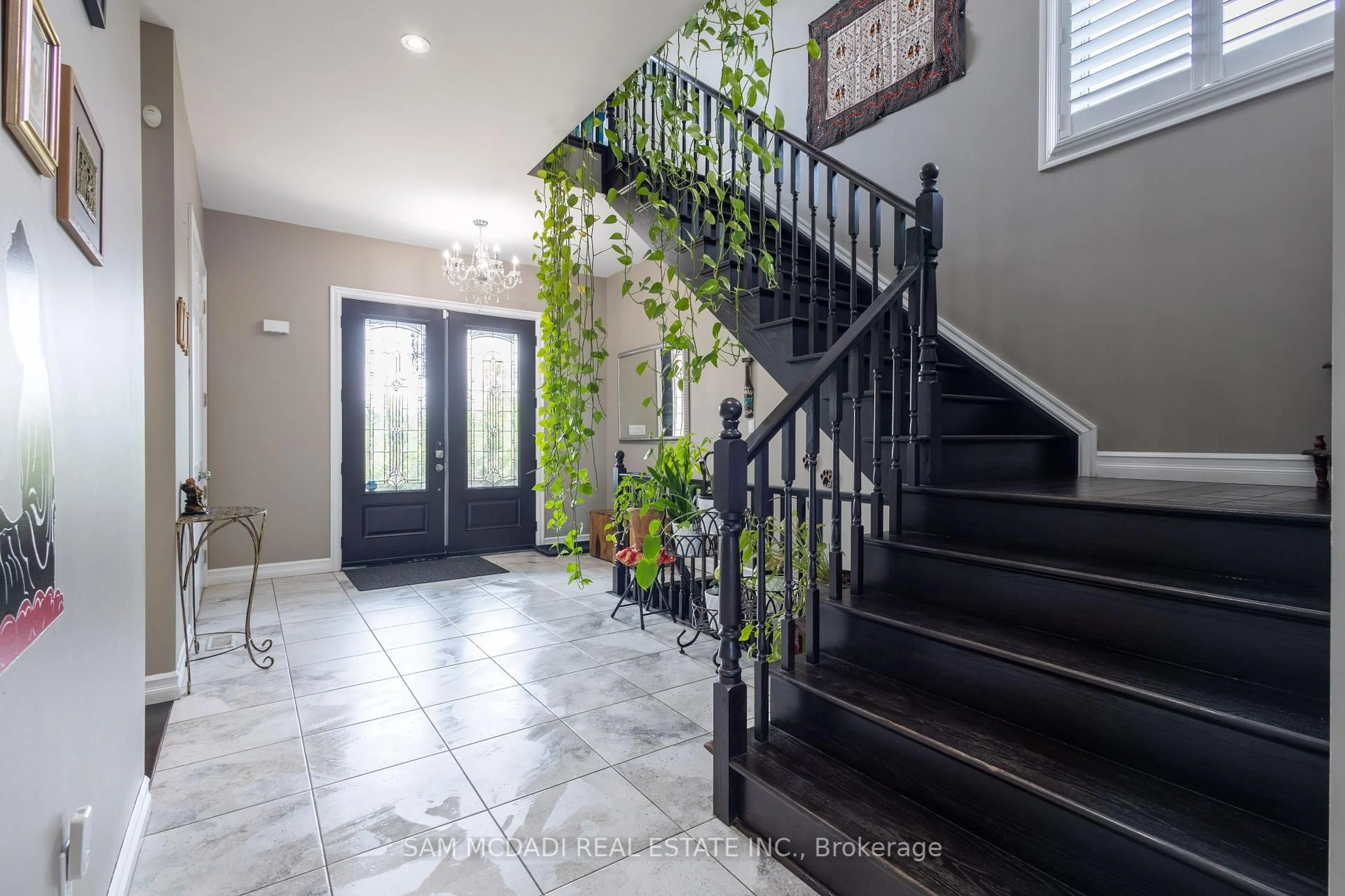 Indoor entryway for 187 Beach Blvd, Hamilton Ontario L8H 6V8
