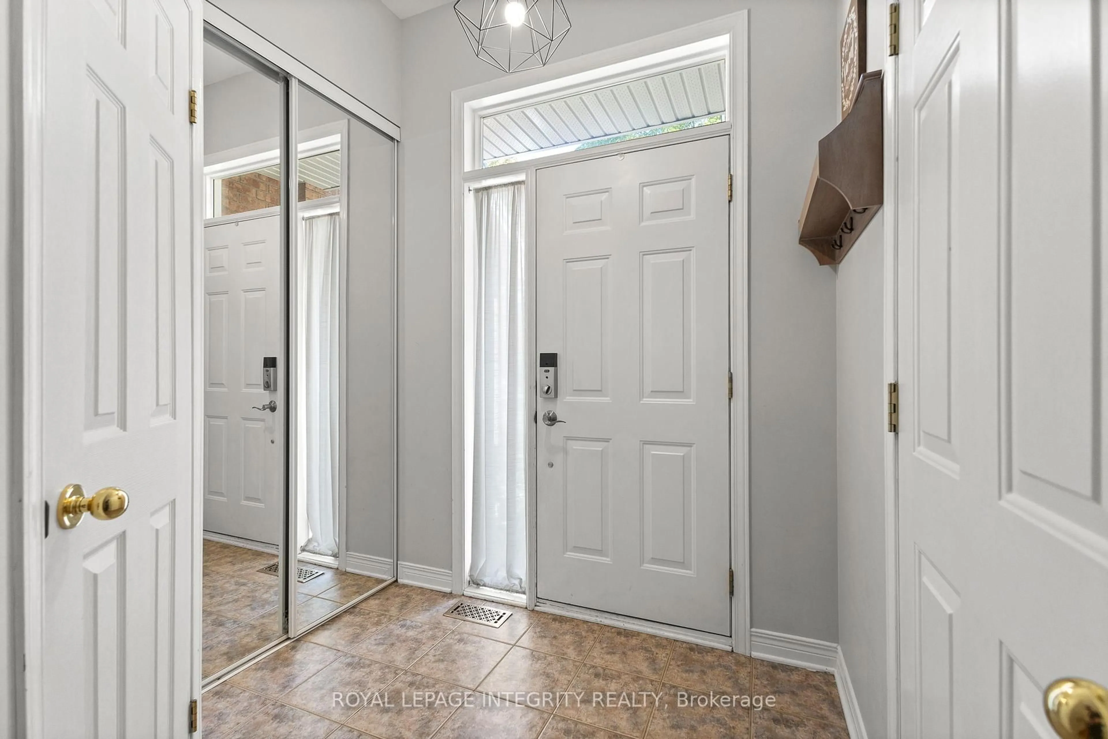 Indoor entryway for 12 Sonata Pl, Ottawa Ontario K1G 6H2