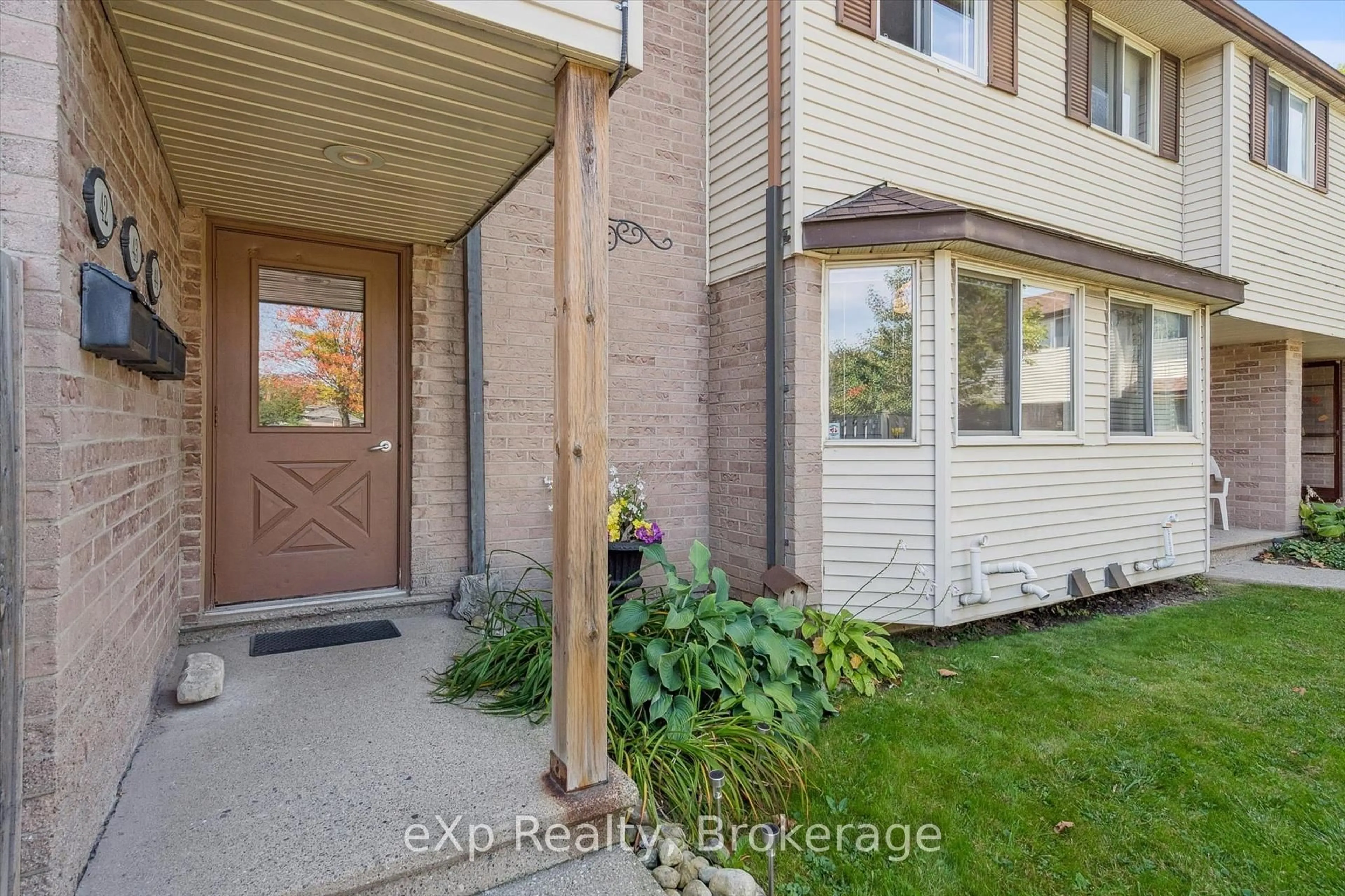 Indoor entryway for 40 Silvercreek Pkwy #44, Guelph Ontario N1H 7X5