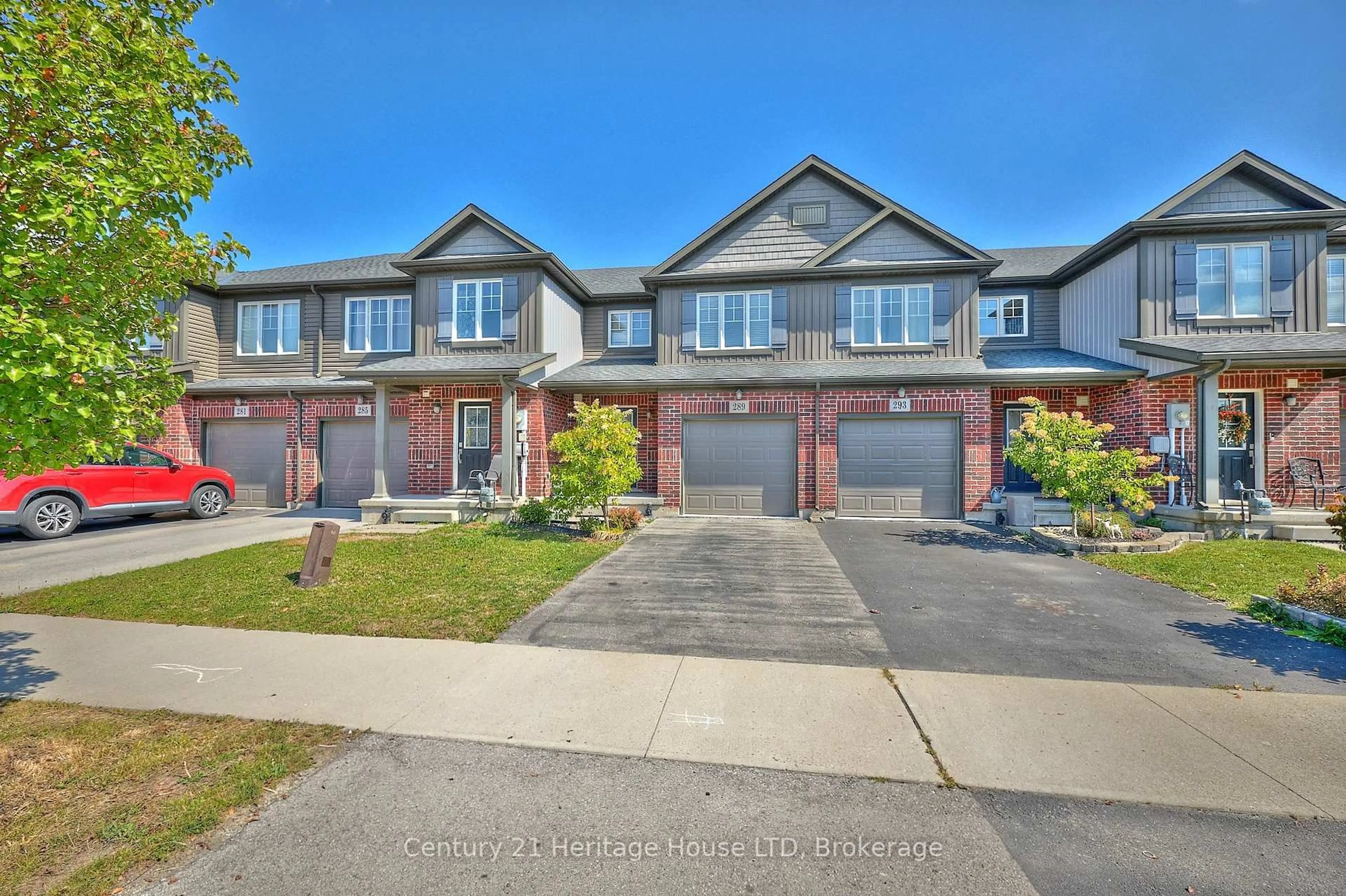 A pic from outside/outdoor area/front of a property/back of a property/a pic from drone, street for 289 SILVERWOOD Ave, Welland Ontario L3C 0B7
