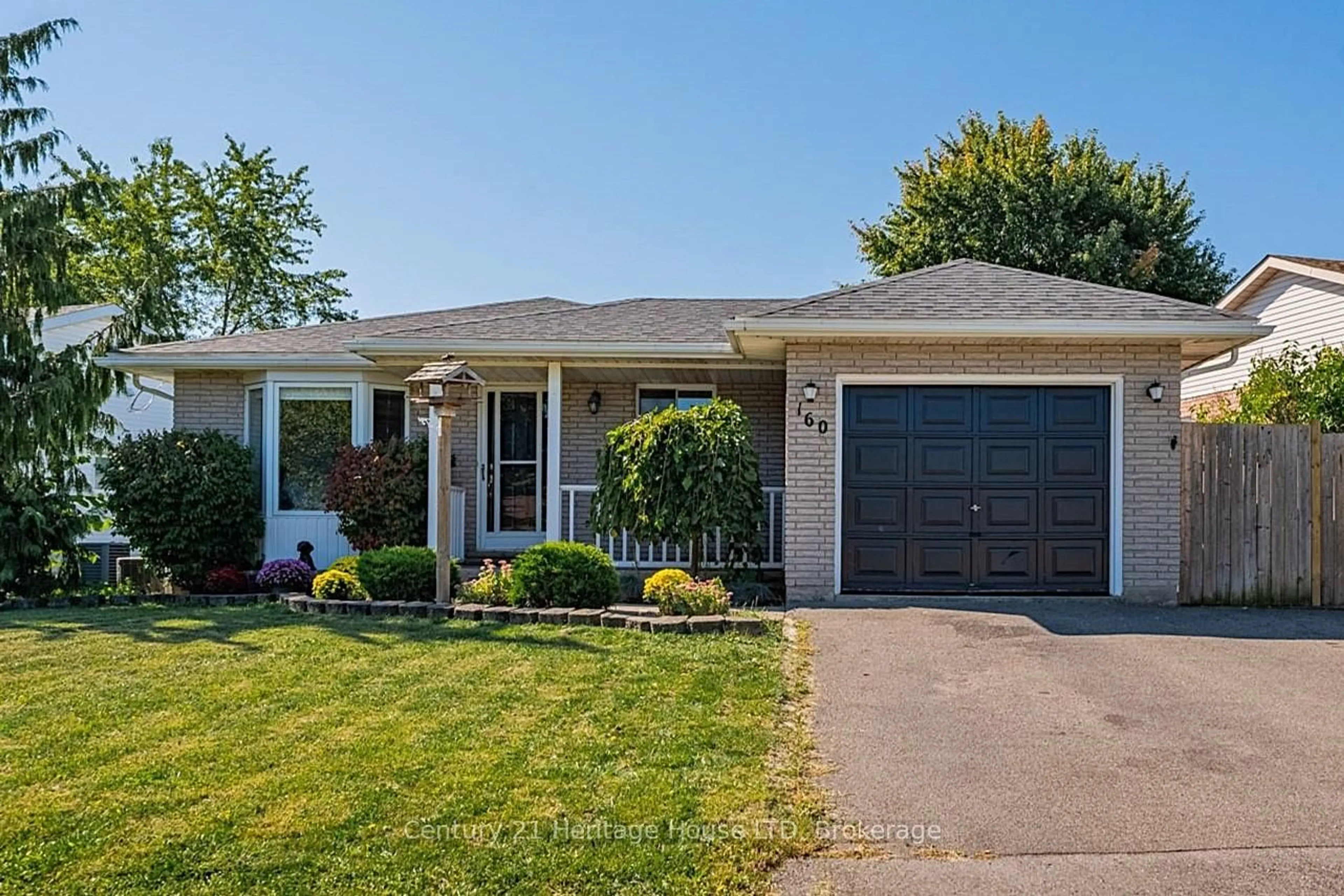 Home with vinyl exterior material, street for 160 Northwood Dr, Welland Ontario L3C 6V9