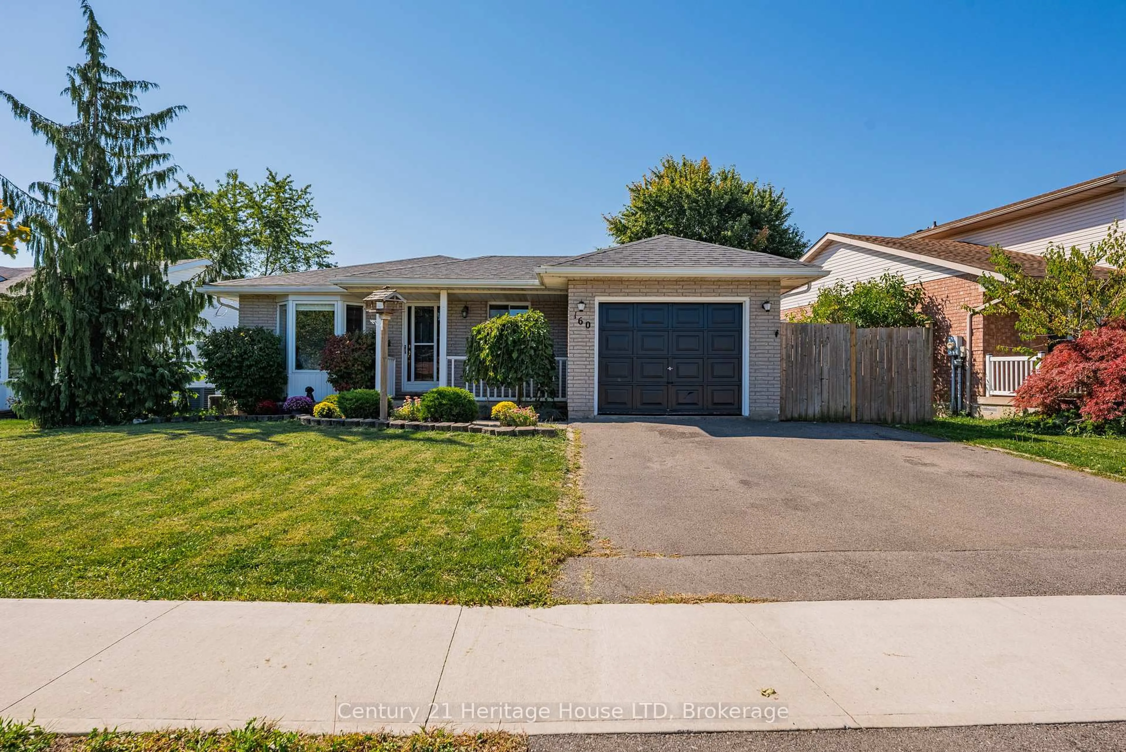 Home with vinyl exterior material, street for 160 Northwood Dr, Welland Ontario L3C 6V9