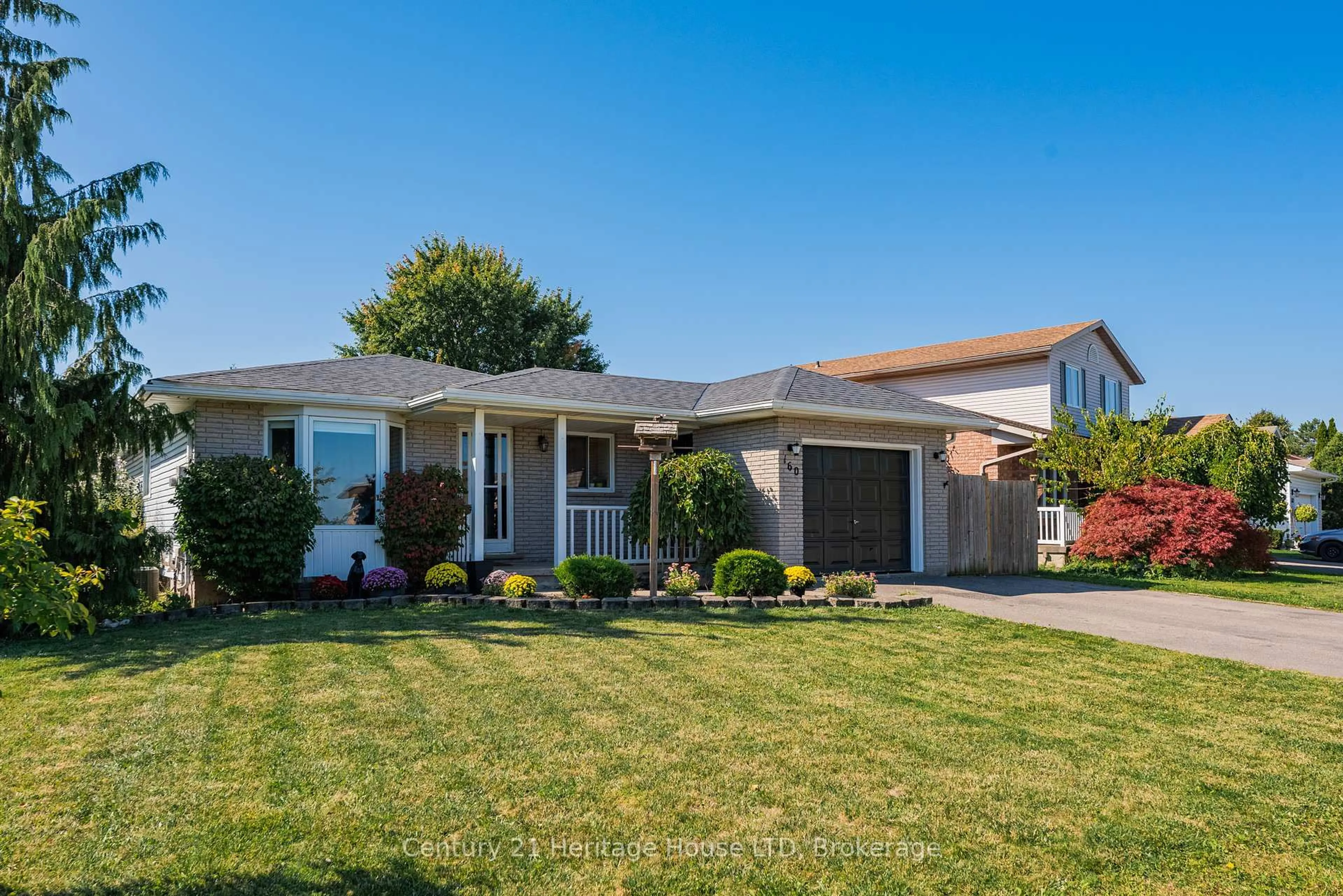 Home with vinyl exterior material, street for 160 Northwood Dr, Welland Ontario L3C 6V9