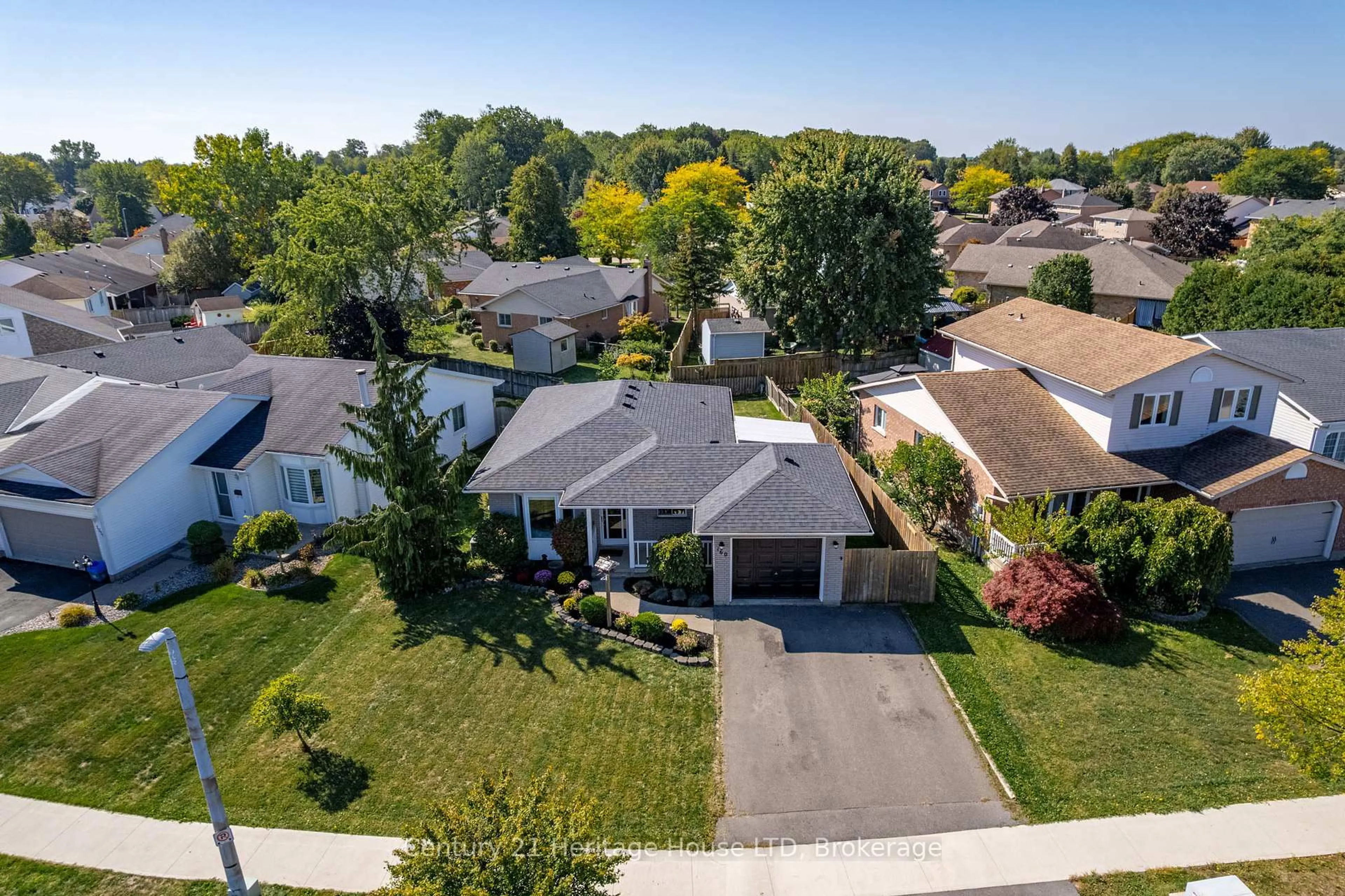 A pic from outside/outdoor area/front of a property/back of a property/a pic from drone, street for 160 Northwood Dr, Welland Ontario L3C 6V9