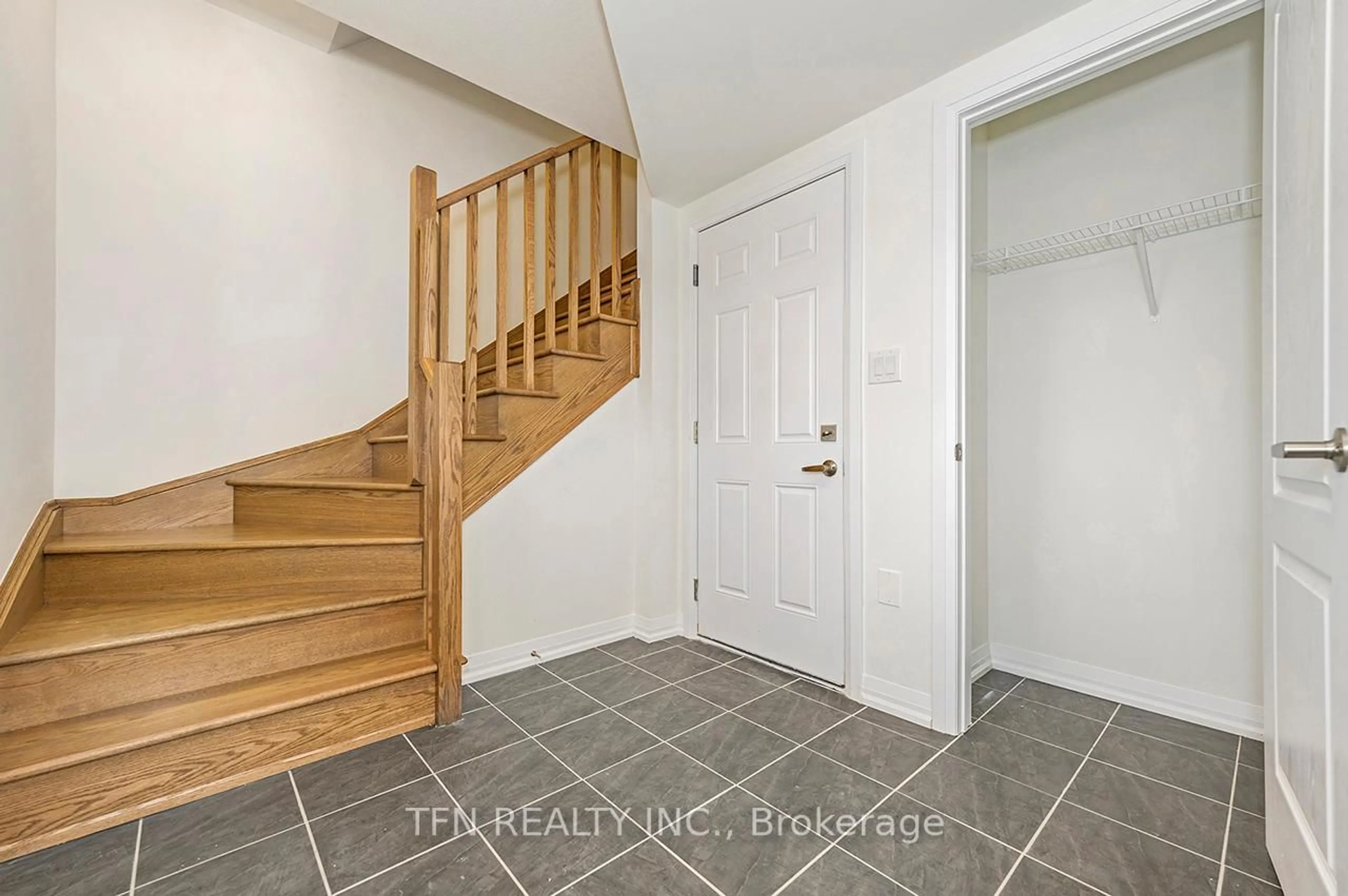 Indoor entryway for 40 Norwich Cres, Haldimand Ontario N3W 0J4
