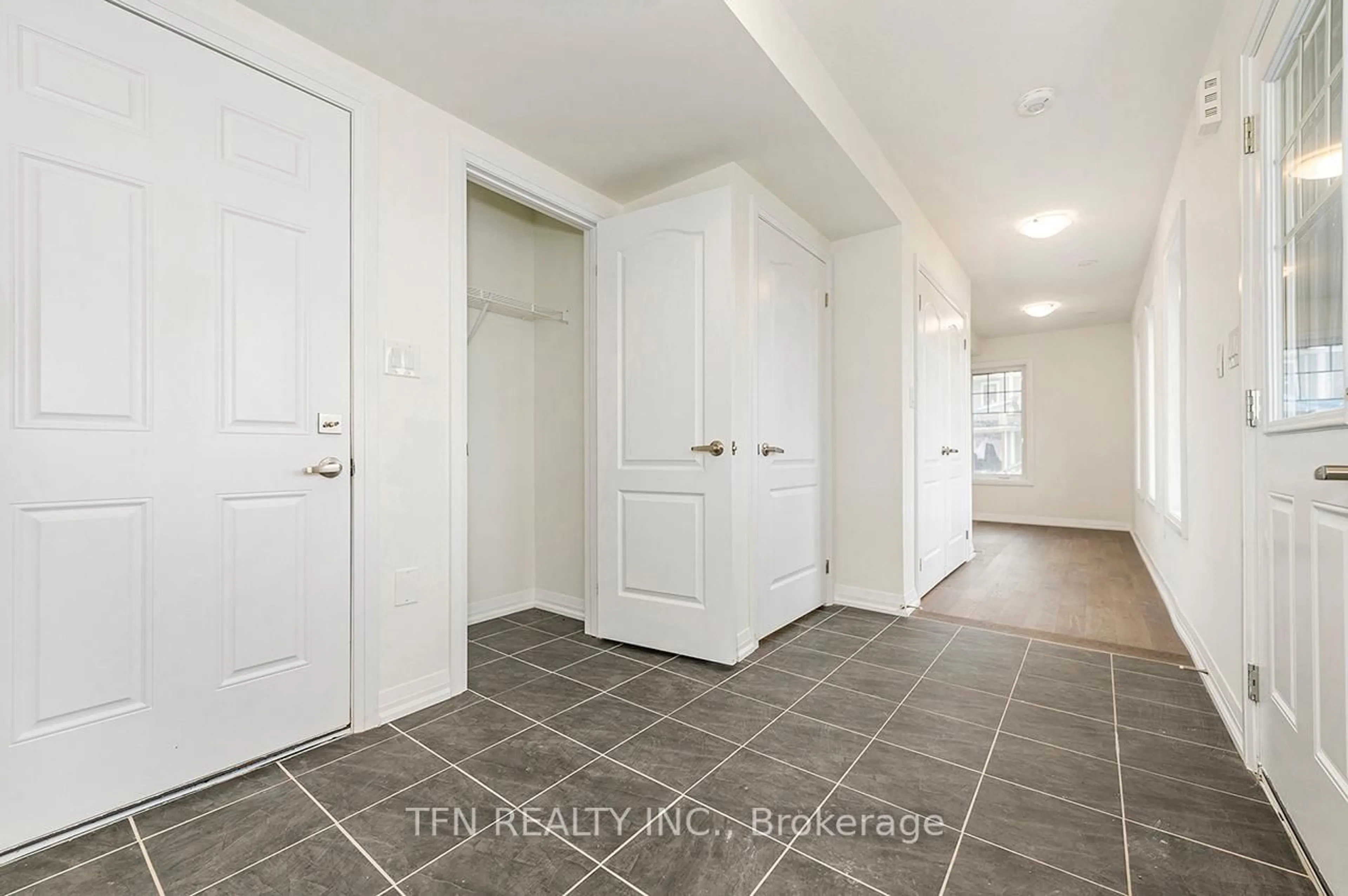 Indoor entryway for 40 Norwich Cres, Haldimand Ontario N3W 0J4