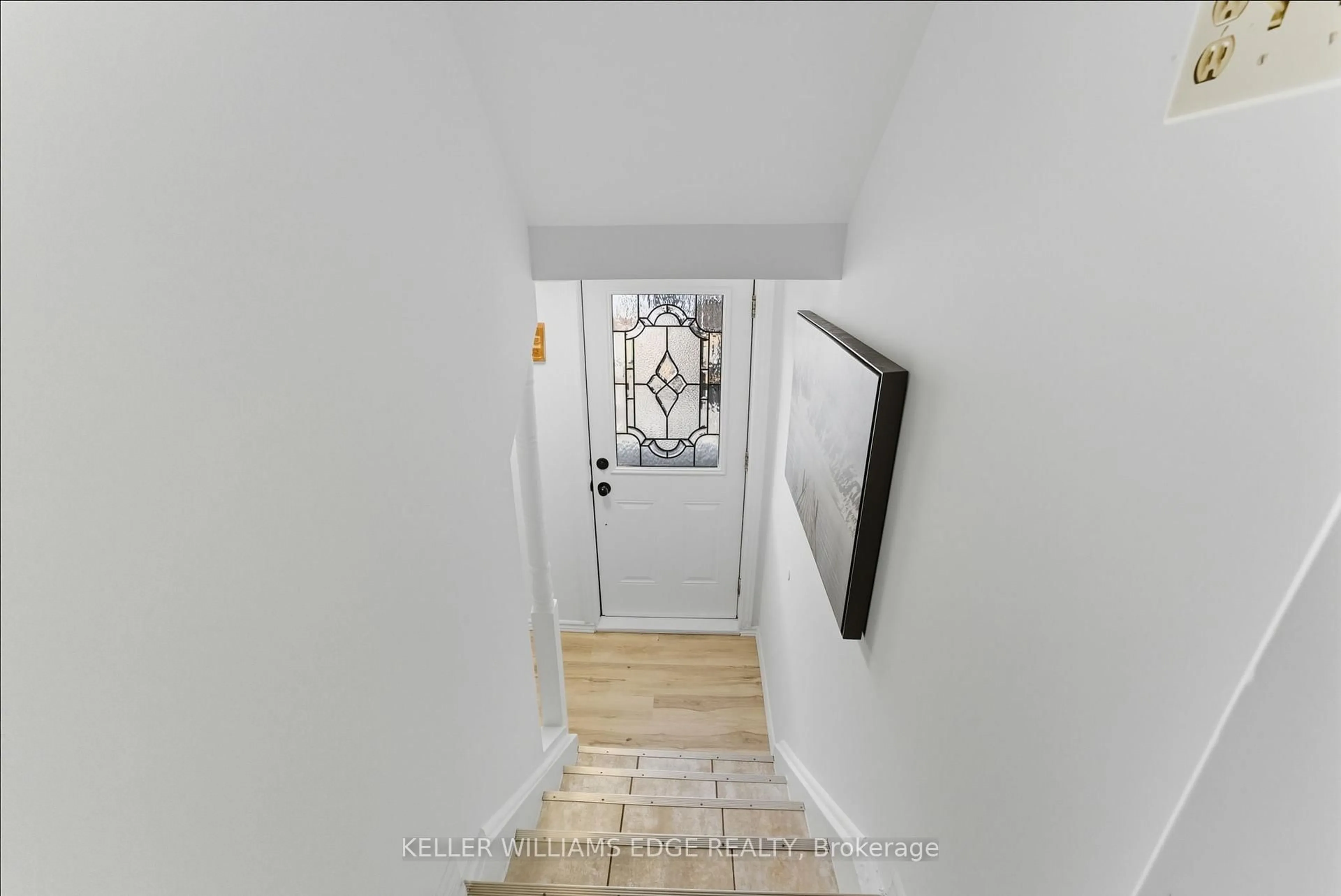Indoor entryway for 239 East 22nd St, Hamilton Ontario L8V 2V8