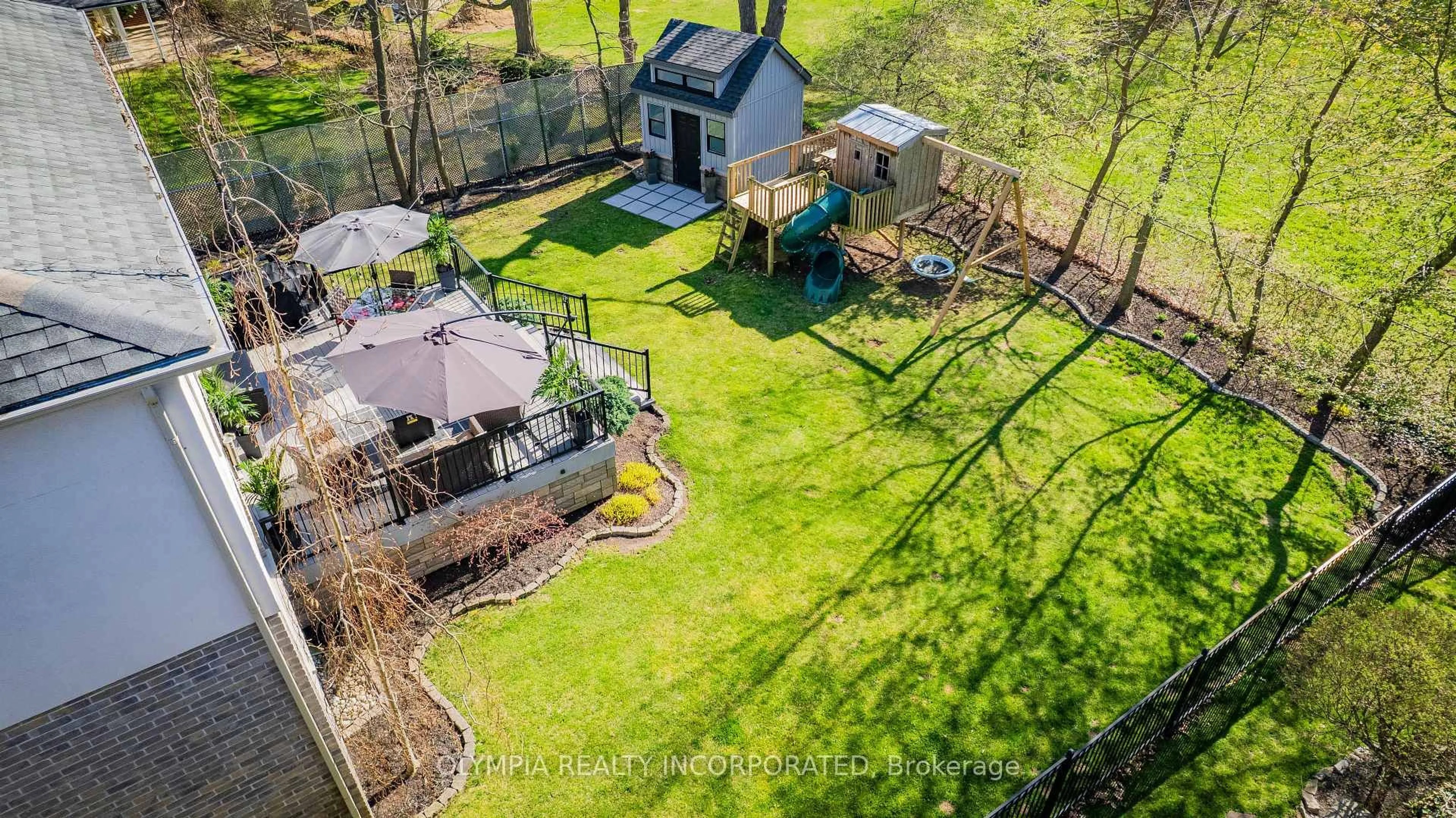 A pic from outside/outdoor area/front of a property/back of a property/a pic from drone, unknown for 6149 Cuviello Crt, Niagara Falls Ontario L2G 7X7
