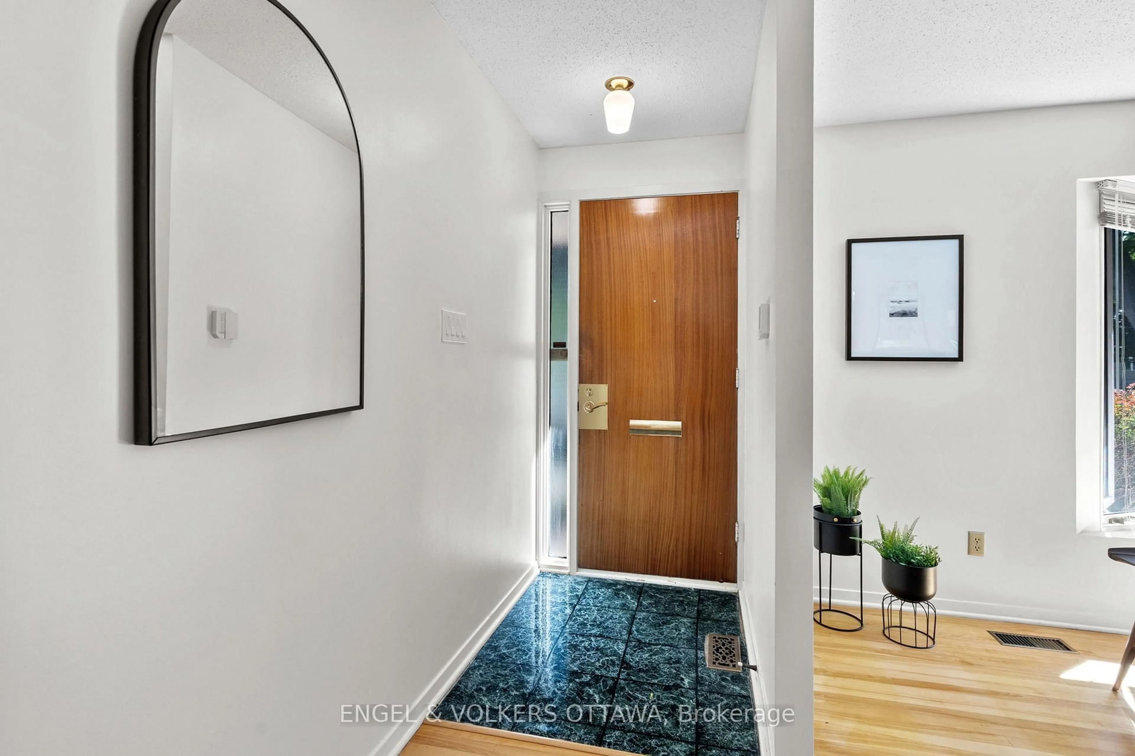 Indoor entryway for 609 Blanchard Cres, Ottawa Ontario K1V 7B7