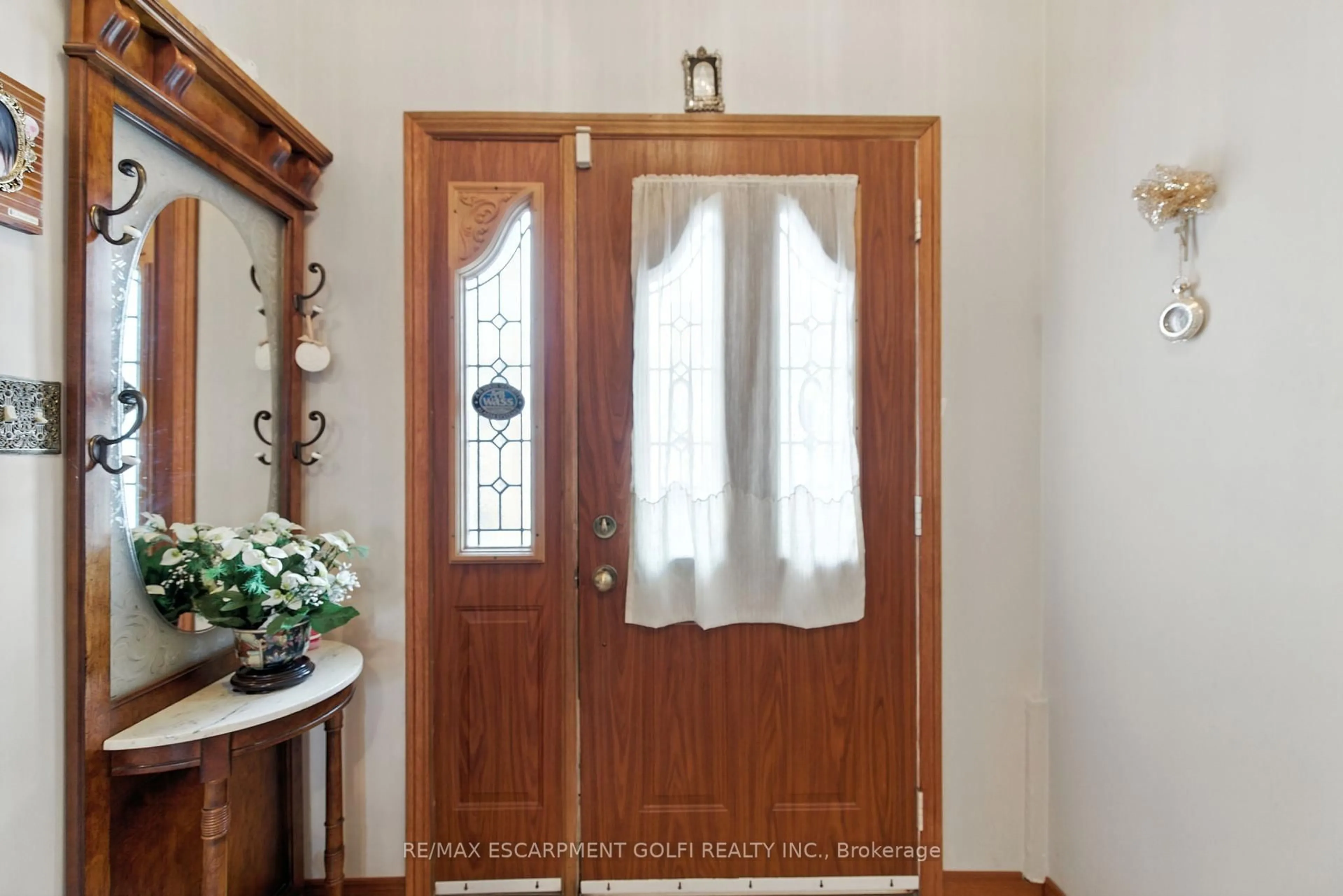 Indoor entryway for 31 Village Dr, Hamilton Ontario L8E 3M9