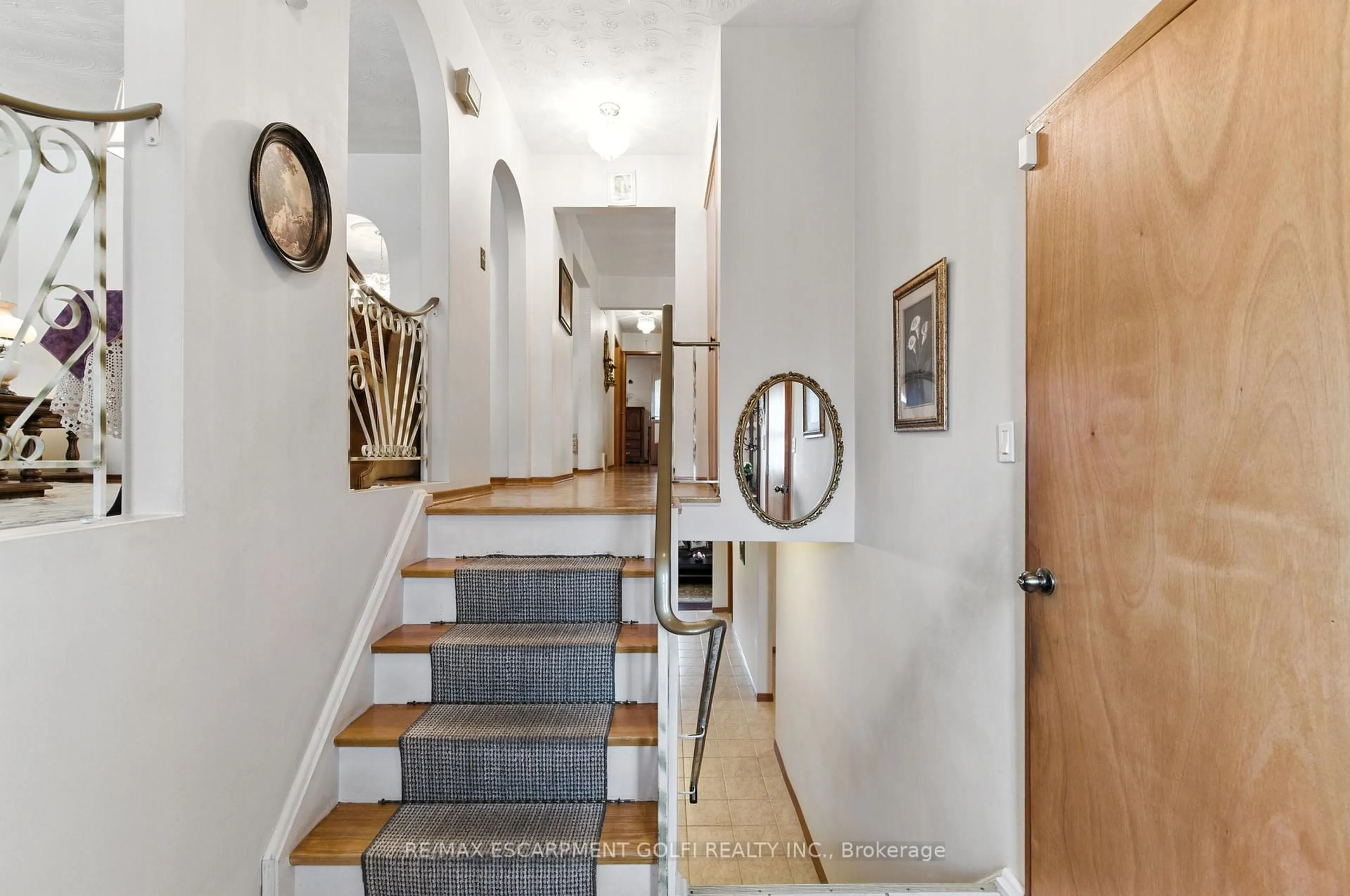 Indoor foyer for 31 Village Dr, Hamilton Ontario L8E 3M9