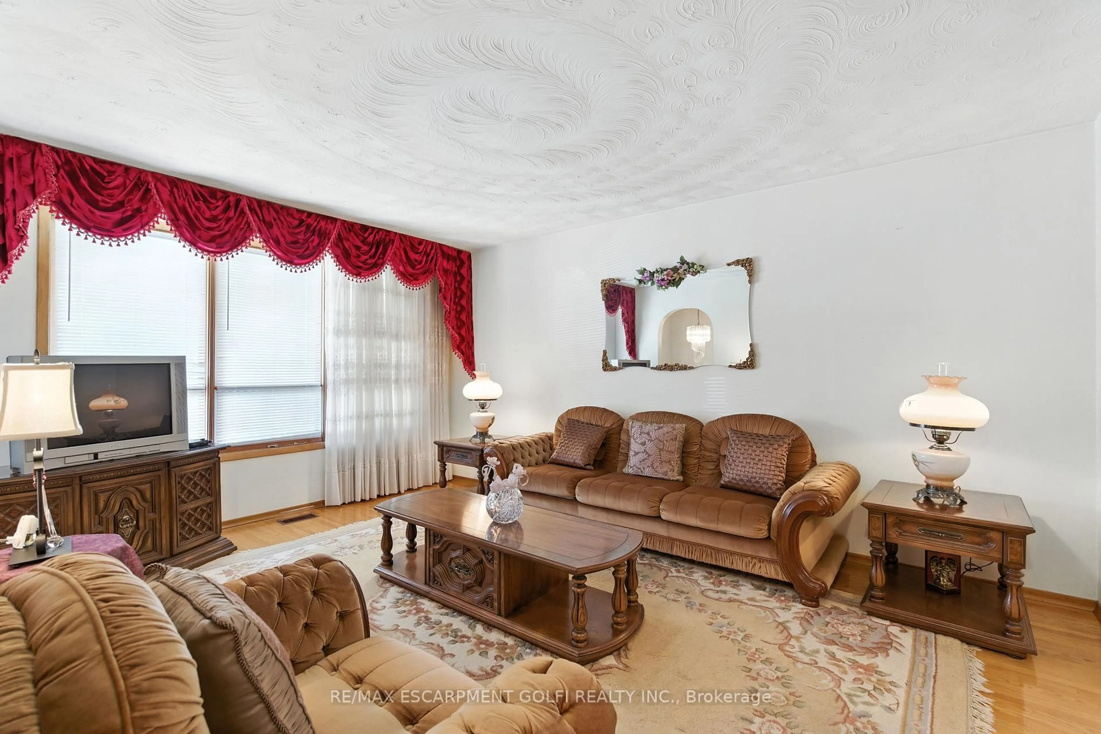 Living room with furniture, carpet floor for 31 Village Dr, Hamilton Ontario L8E 3M9