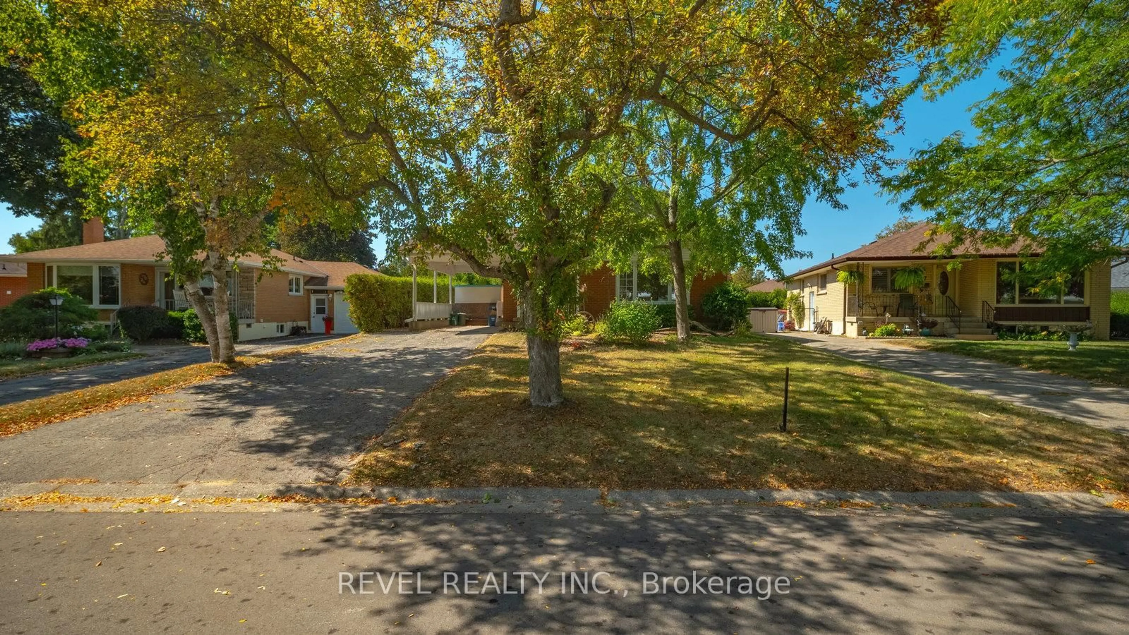 A pic from outside/outdoor area/front of a property/back of a property/a pic from drone, street for 15 Marshall St, Brantford Ontario N3R 3C8