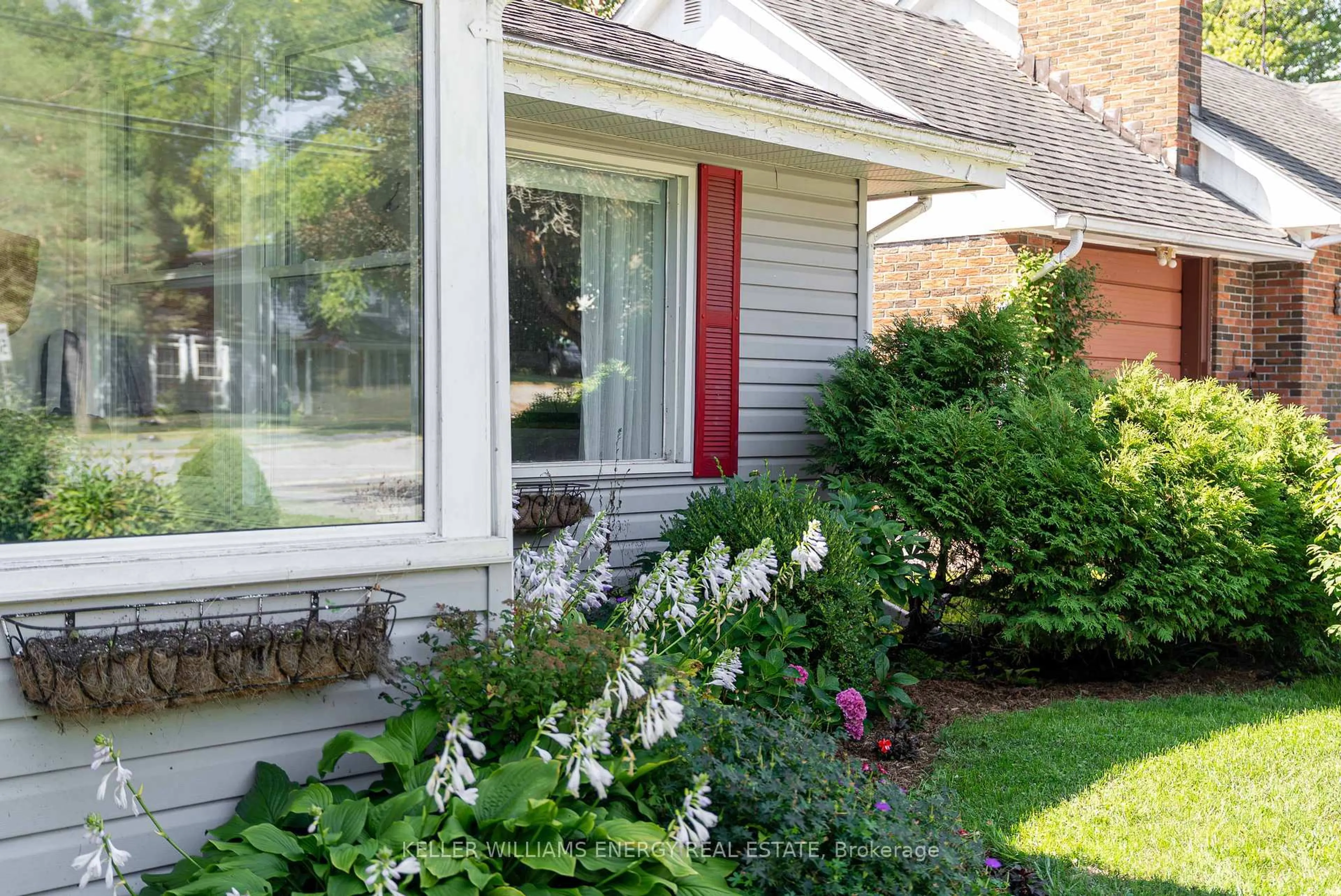Home with vinyl exterior material, street for 421 Bloomfield Main St, Prince Edward County Ontario K0K 1G0