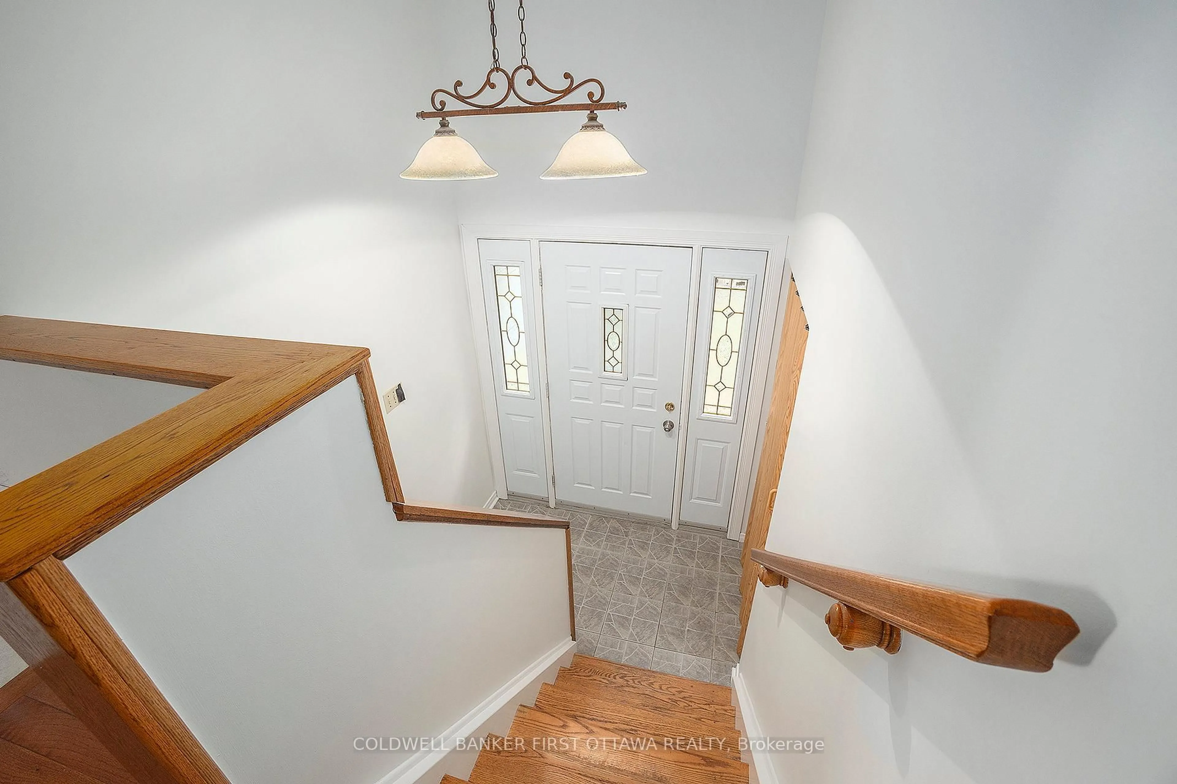 Indoor entryway for 27 Ariel Crt, Ottawa Ontario K2H 8J1