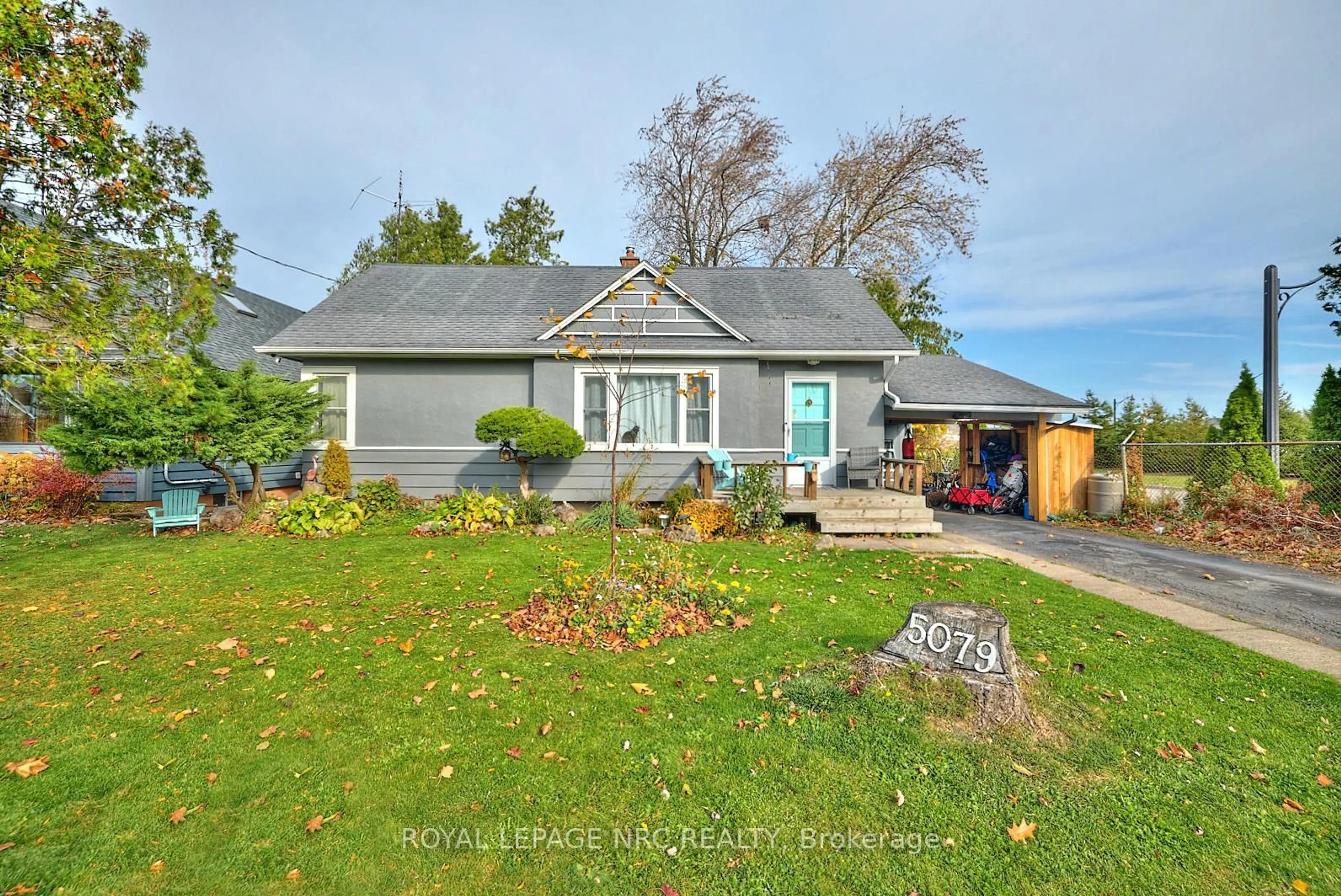 A pic from outside/outdoor area/front of a property/back of a property/a pic from drone, street for 5079 Park Ave, Lincoln Ontario L3J 0H9