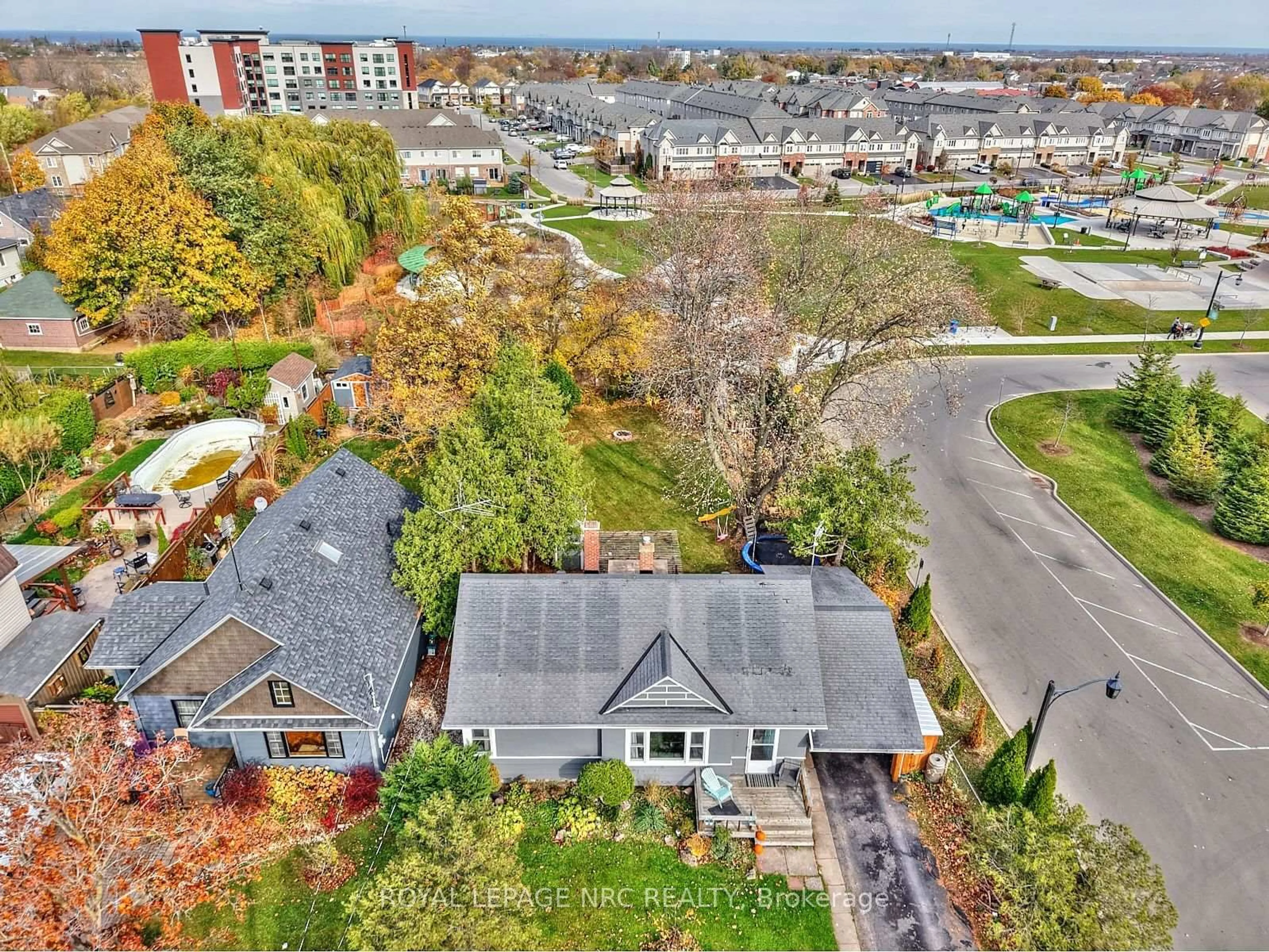 A pic from outside/outdoor area/front of a property/back of a property/a pic from drone, unknown for 5079 Park Ave, Lincoln Ontario L3J 0H9