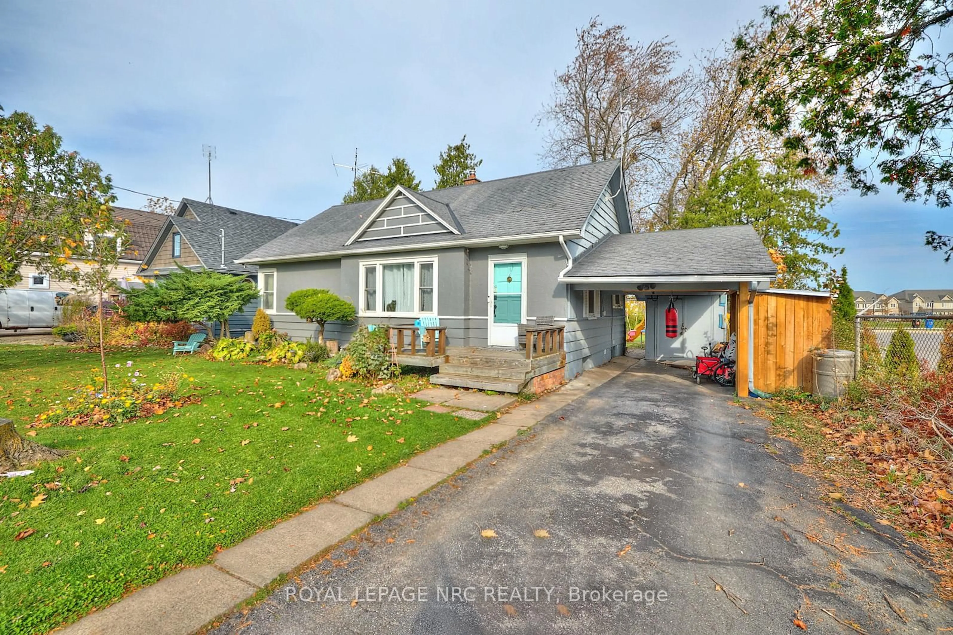 A pic from outside/outdoor area/front of a property/back of a property/a pic from drone, street for 5079 Park Ave, Lincoln Ontario L3J 0H9