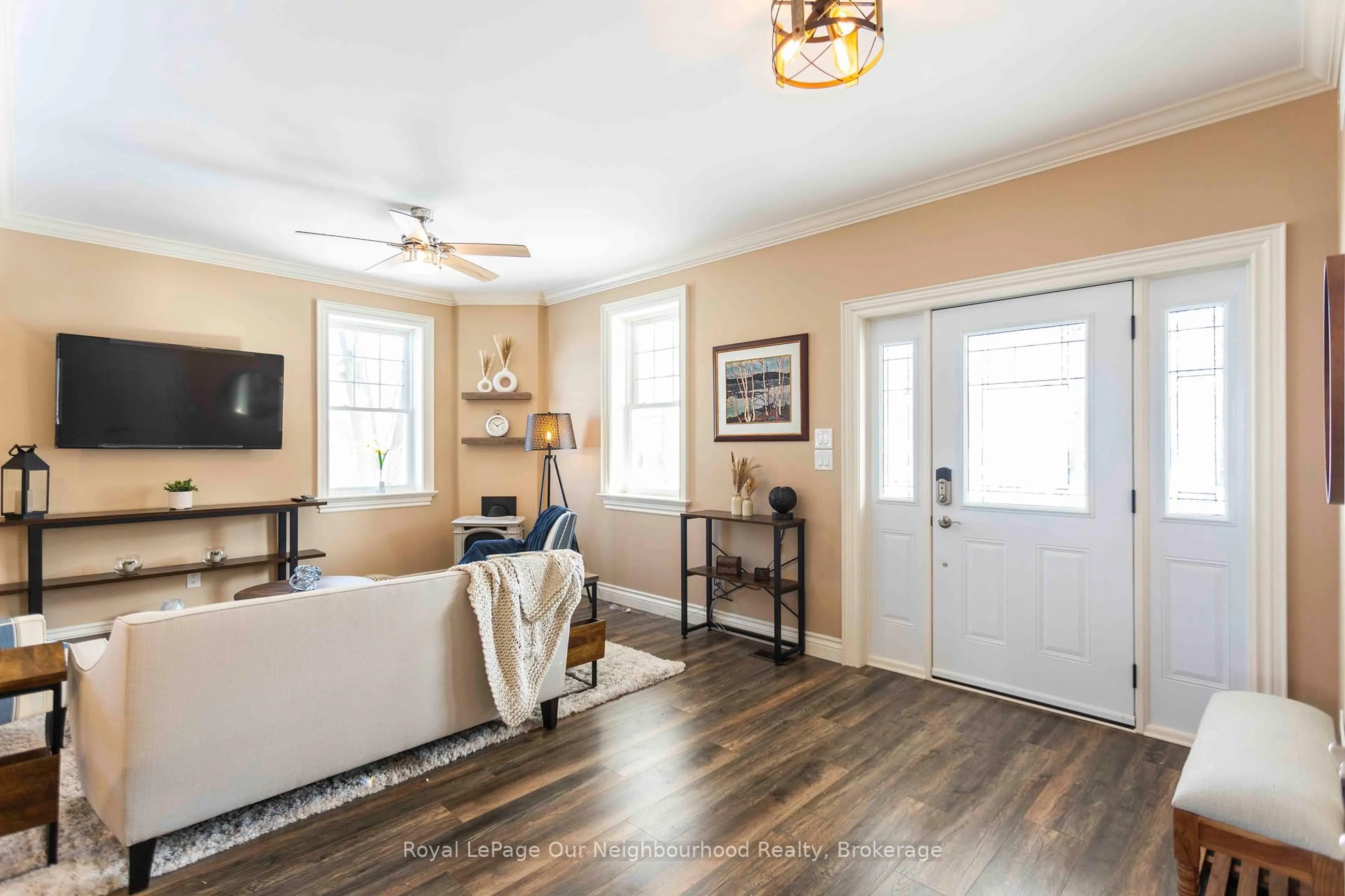 Indoor entryway for 196 Guelph St, Guelph/Eramosa Ontario N0B 2K0