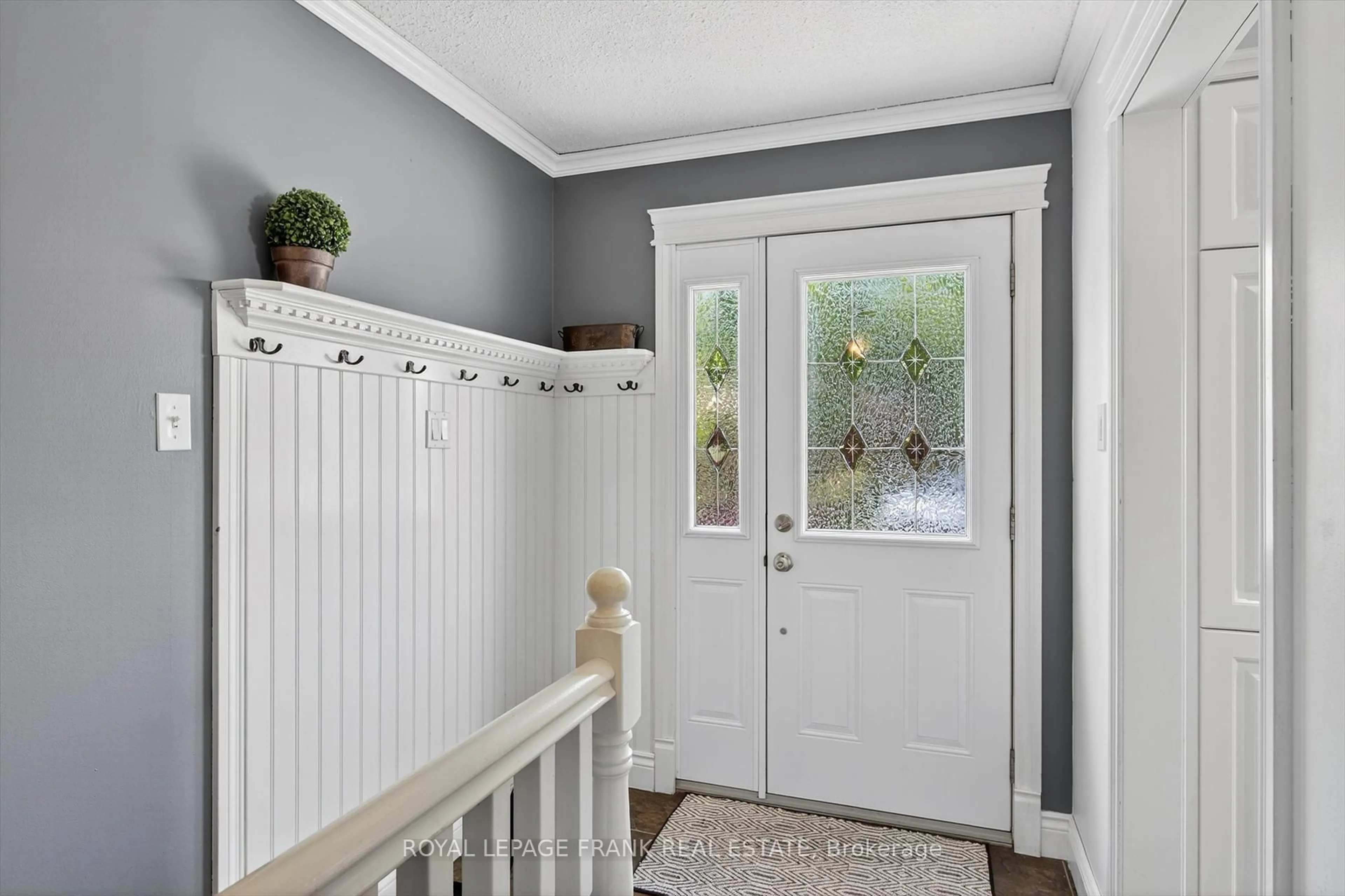 Indoor entryway for 948 Golfview Rd, Peterborough Ontario K9J 7W4