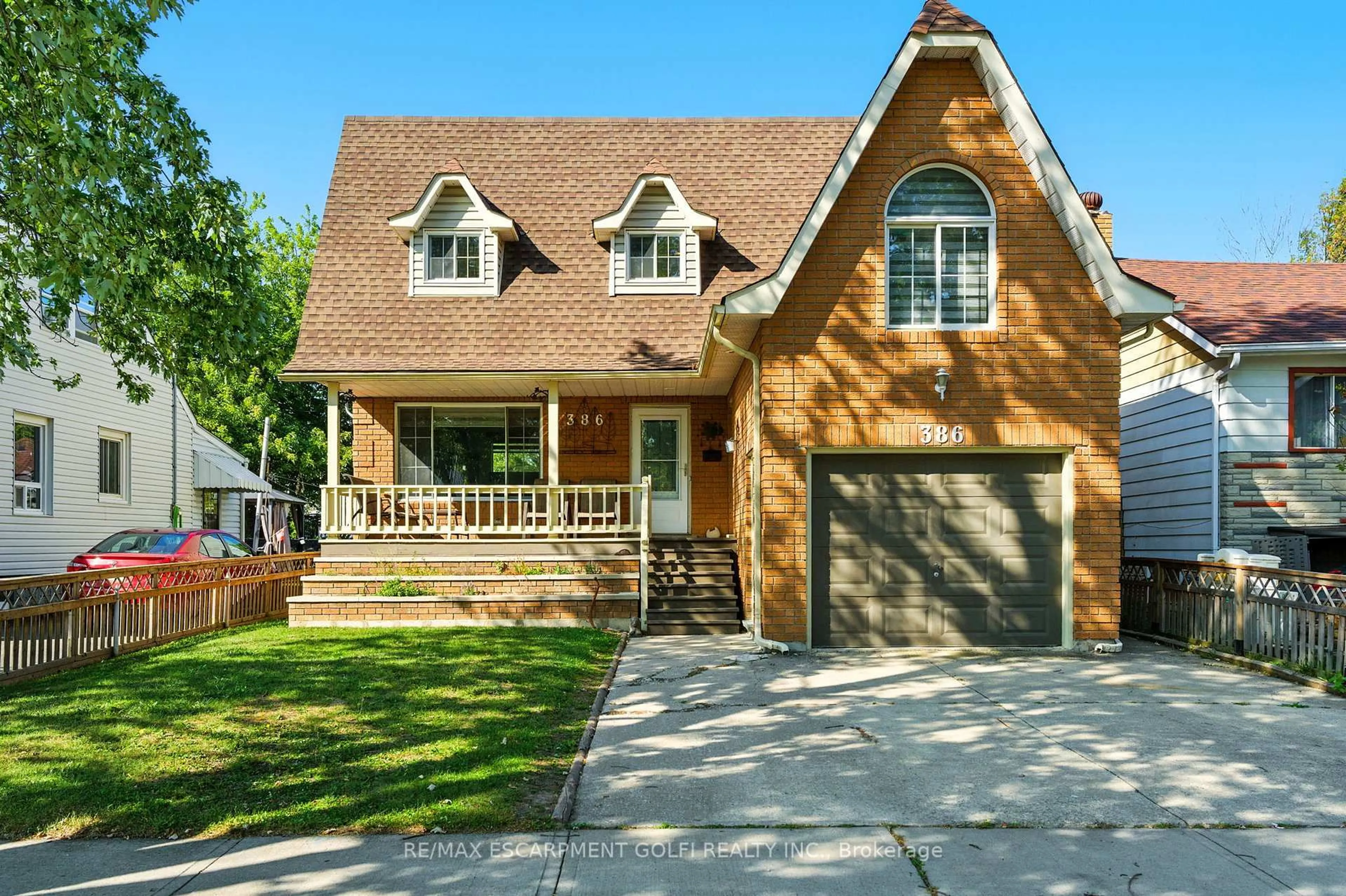 Home with brick exterior material, street for 386 Navy St, Welland Ontario L3B 4Y4