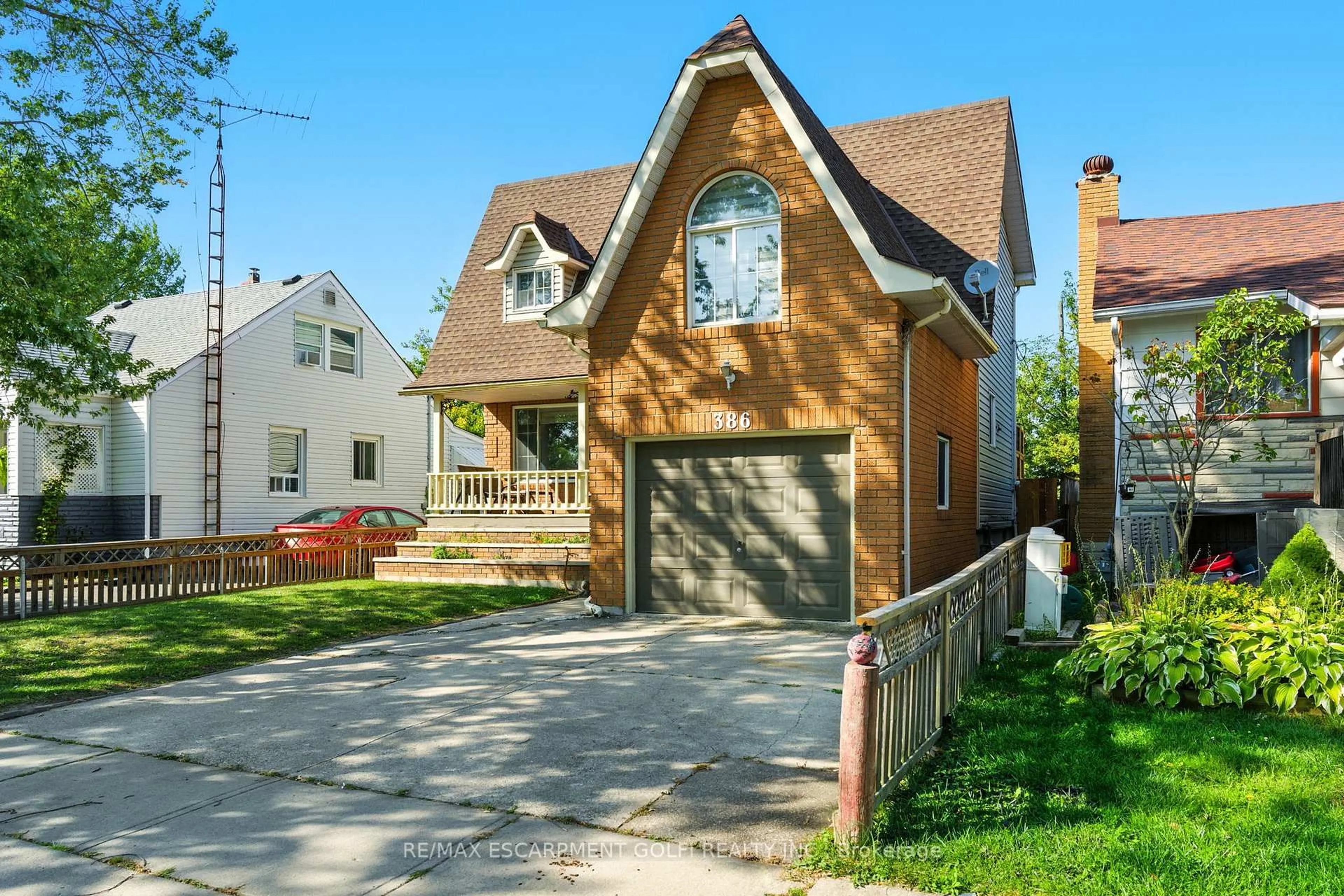 Home with brick exterior material, street for 386 Navy St, Welland Ontario L3B 4Y4