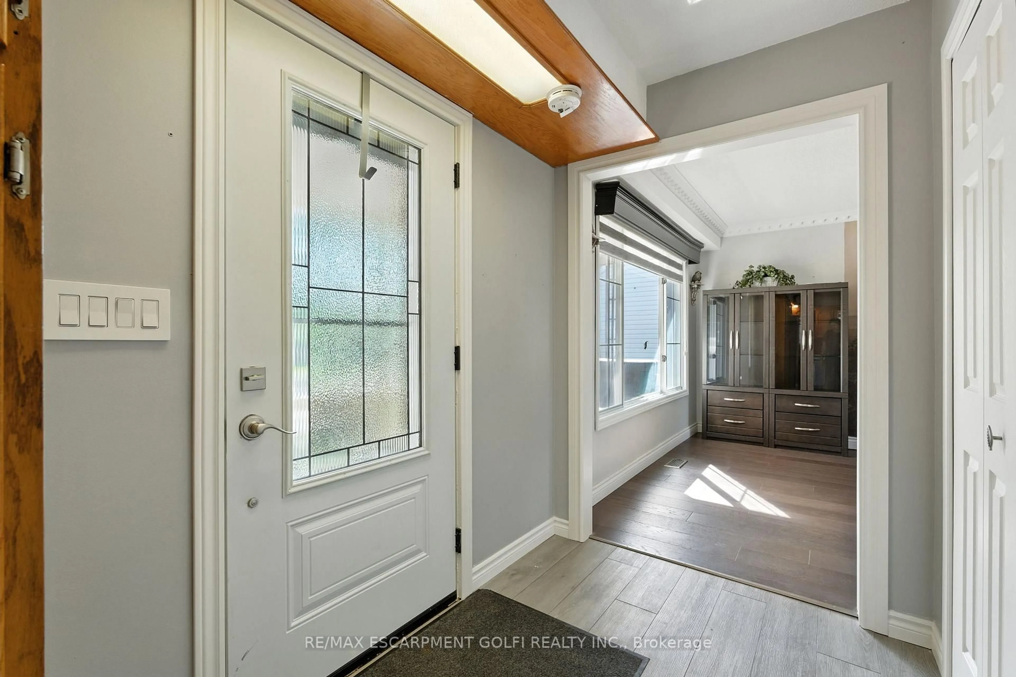Indoor entryway for 386 Navy St, Welland Ontario L3B 4Y4