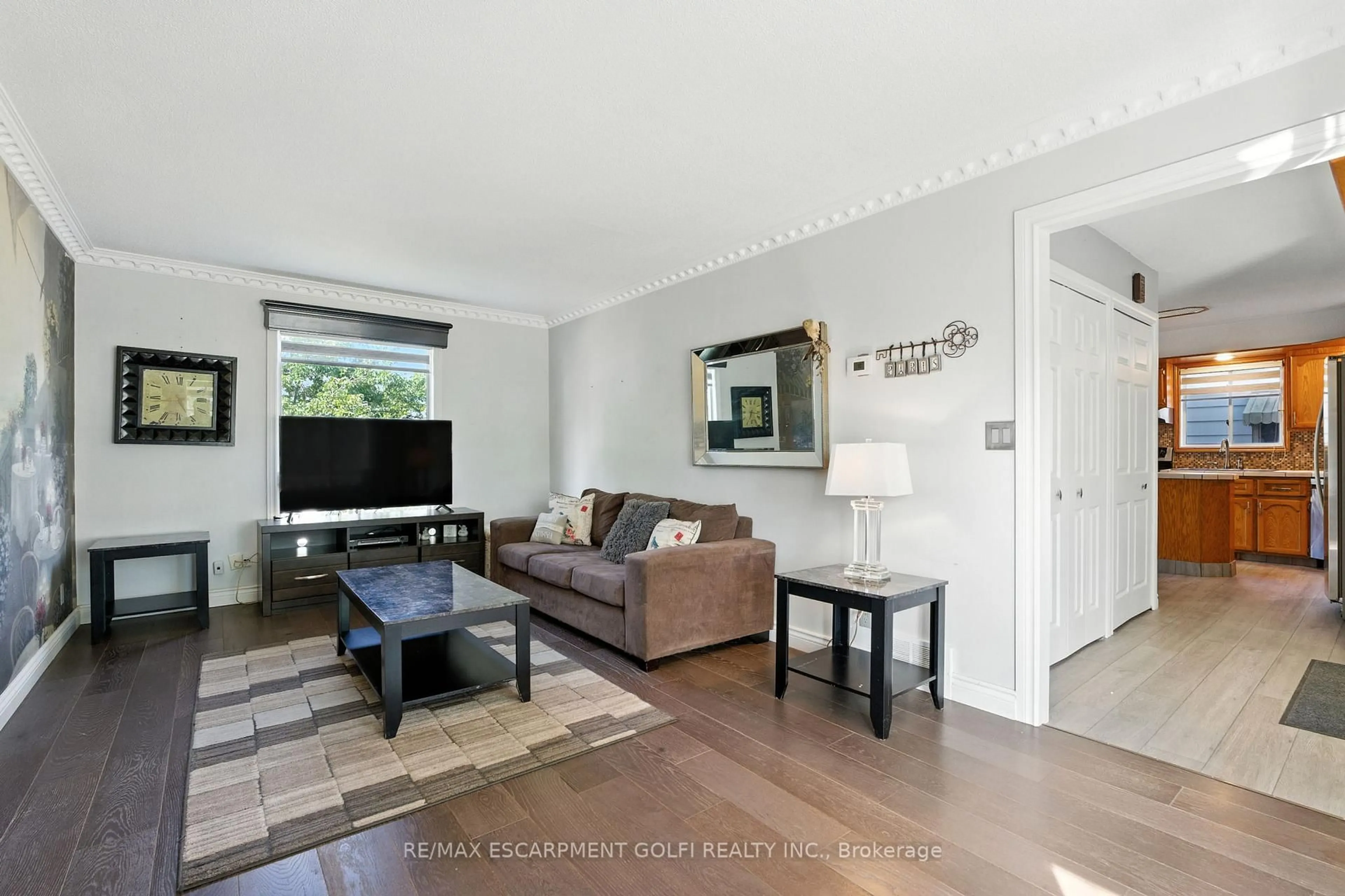 Living room with furniture, unknown for 386 Navy St, Welland Ontario L3B 4Y4