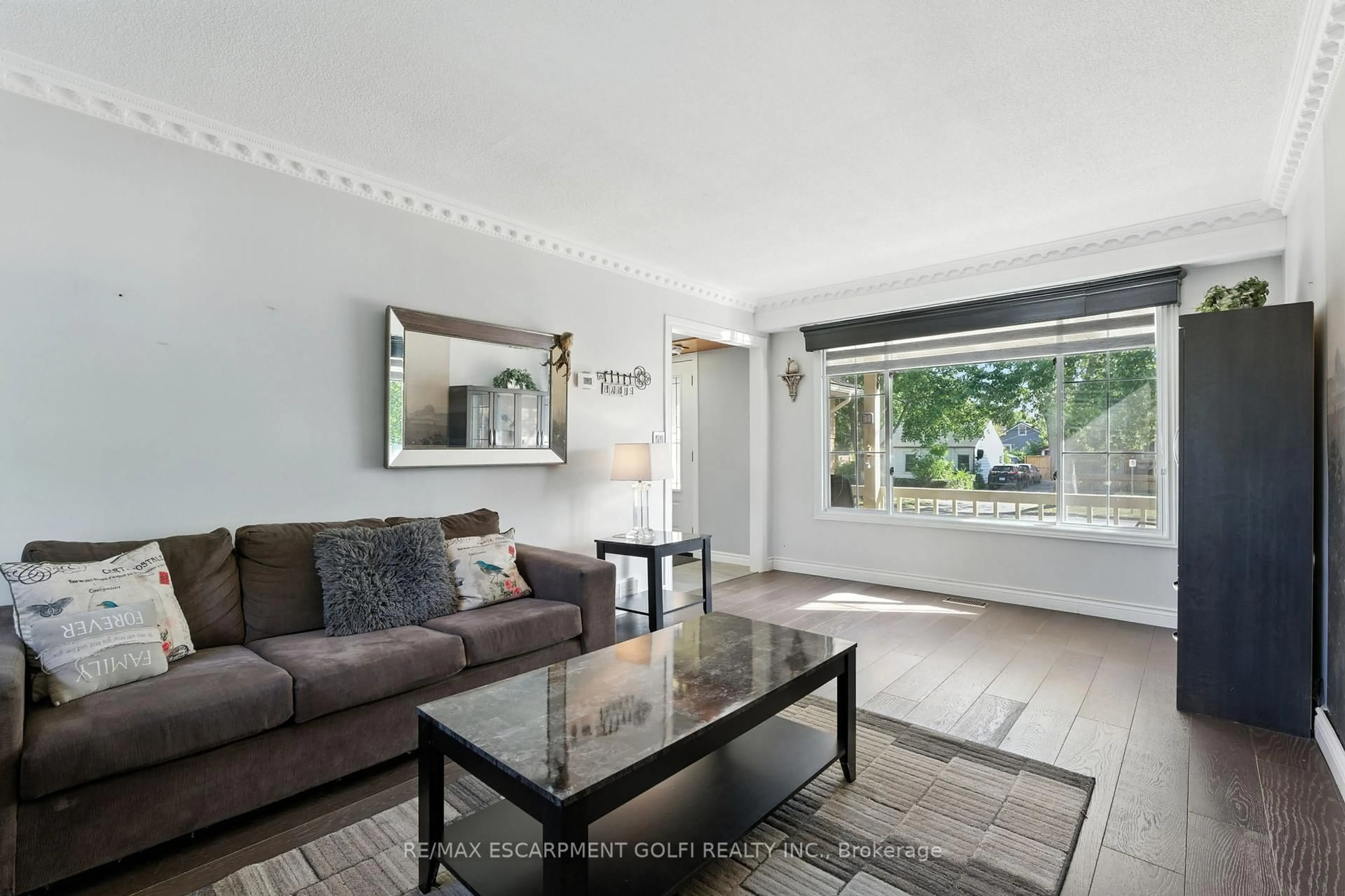 Living room with furniture, unknown for 386 Navy St, Welland Ontario L3B 4Y4