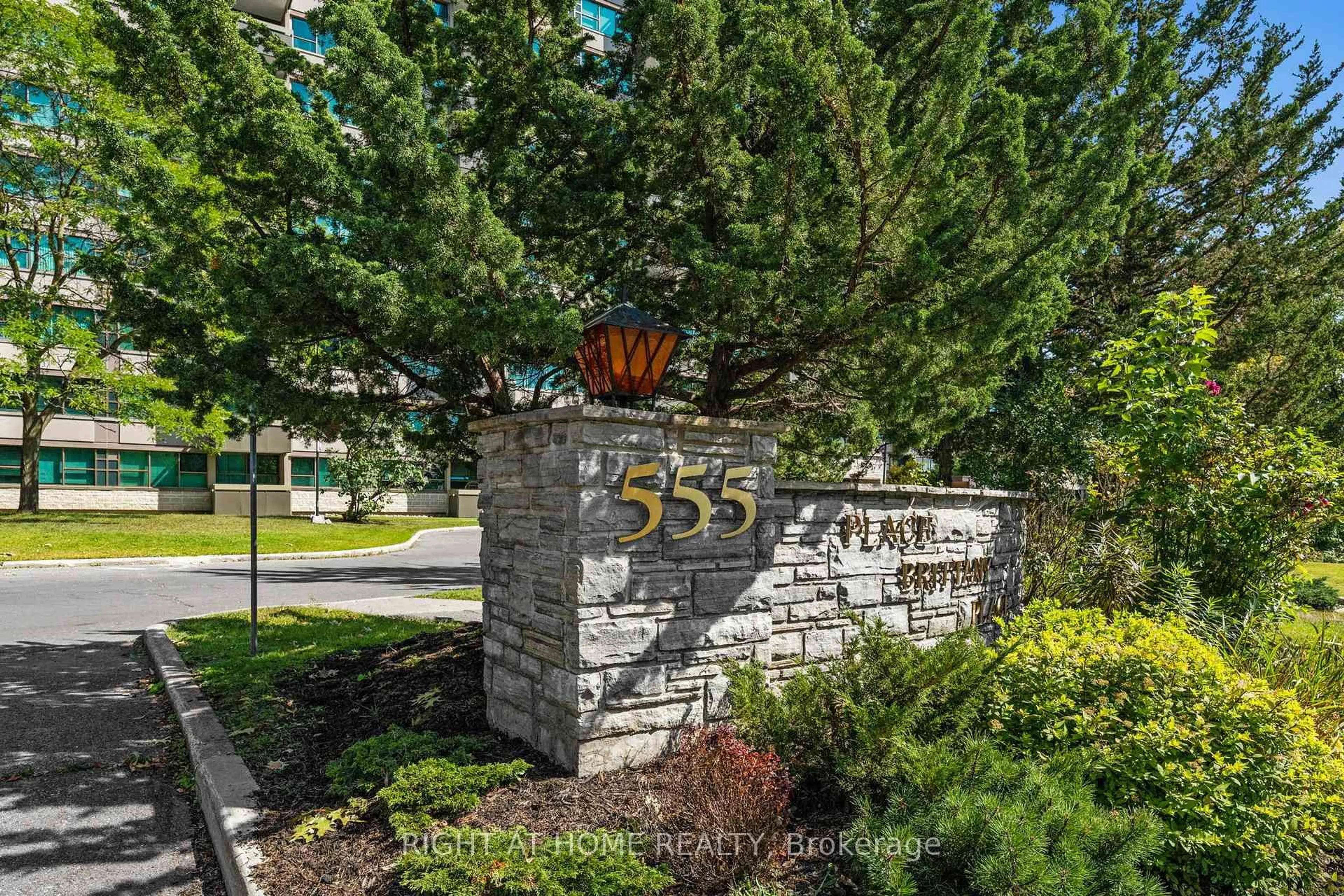 Unknown for 555 BRITTANY Dr #106, Ottawa Ontario K1K 4C5