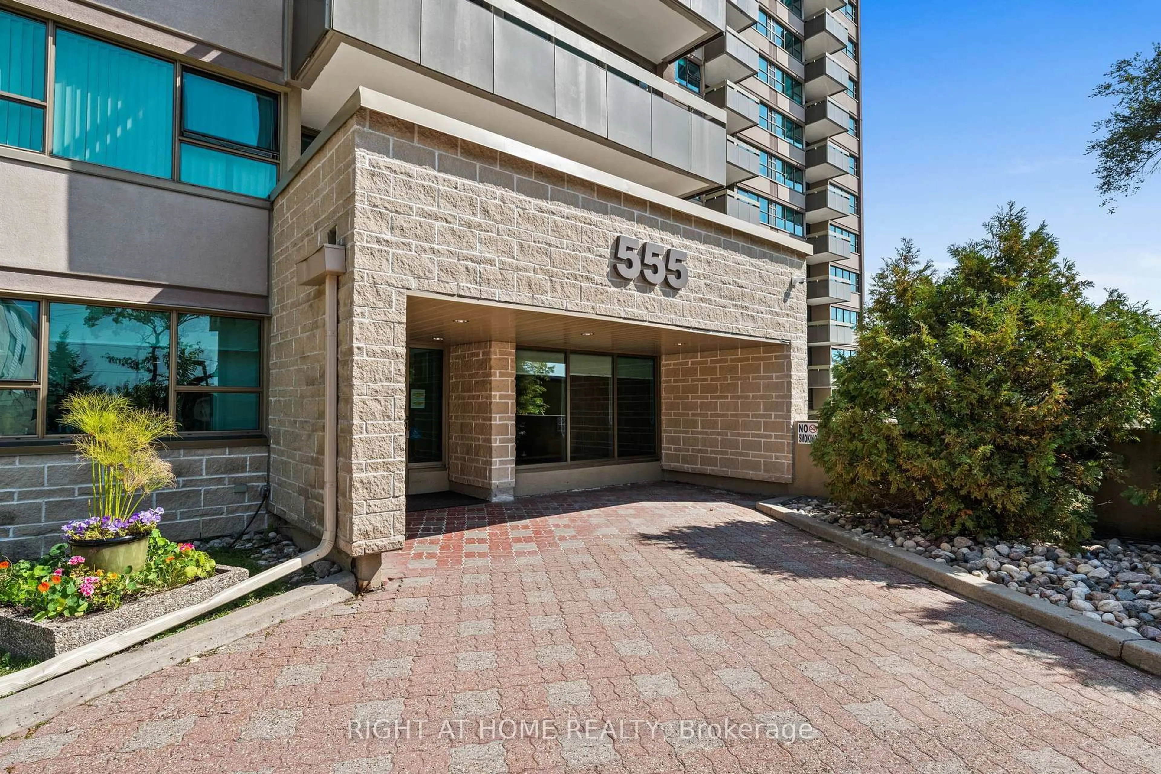 Indoor foyer for 555 BRITTANY Dr #106, Ottawa Ontario K1K 4C5