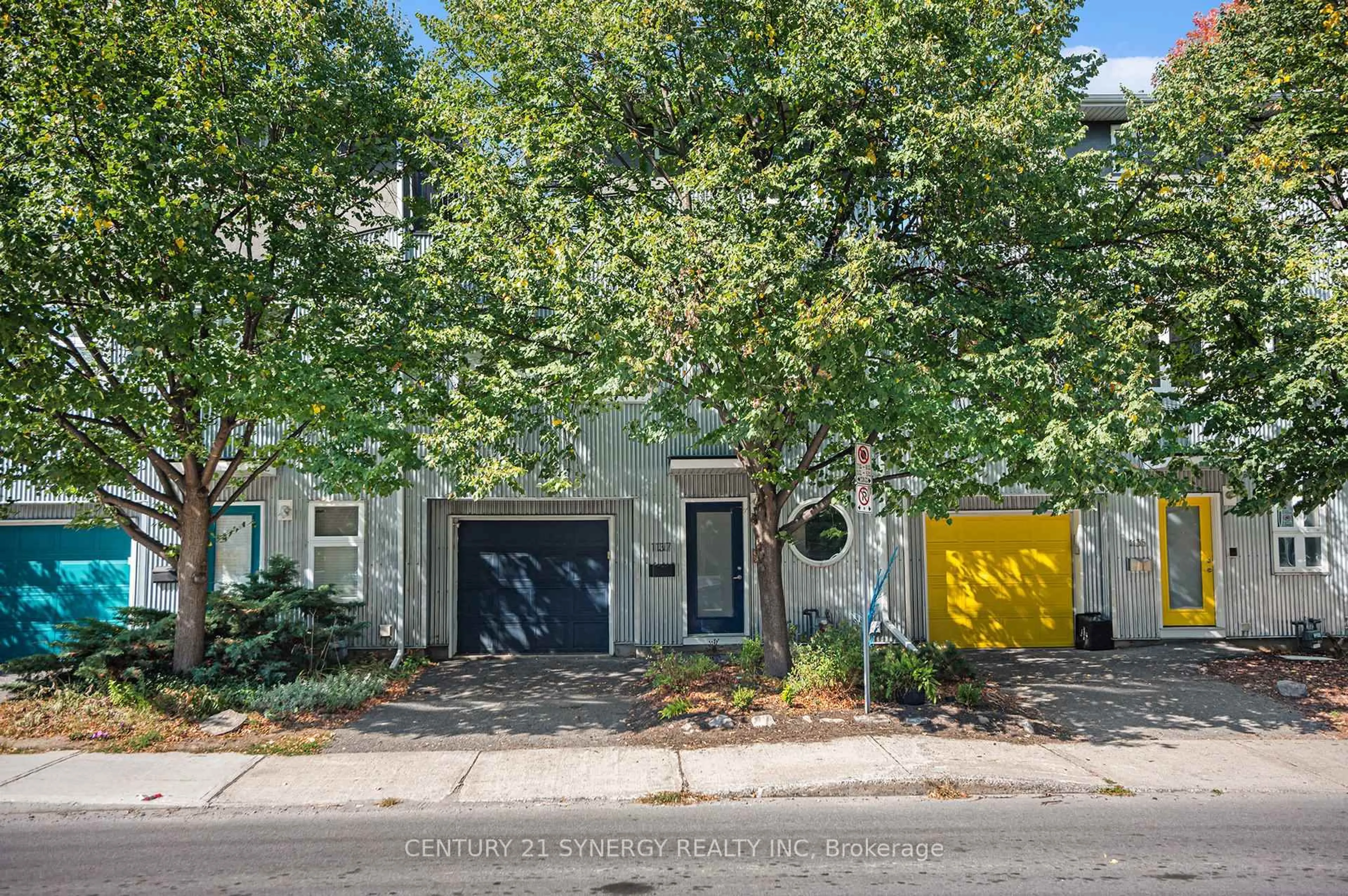 Home with vinyl exterior material, street for 1137 Gladstone Ave, Ottawa Ontario K1Y 3H4