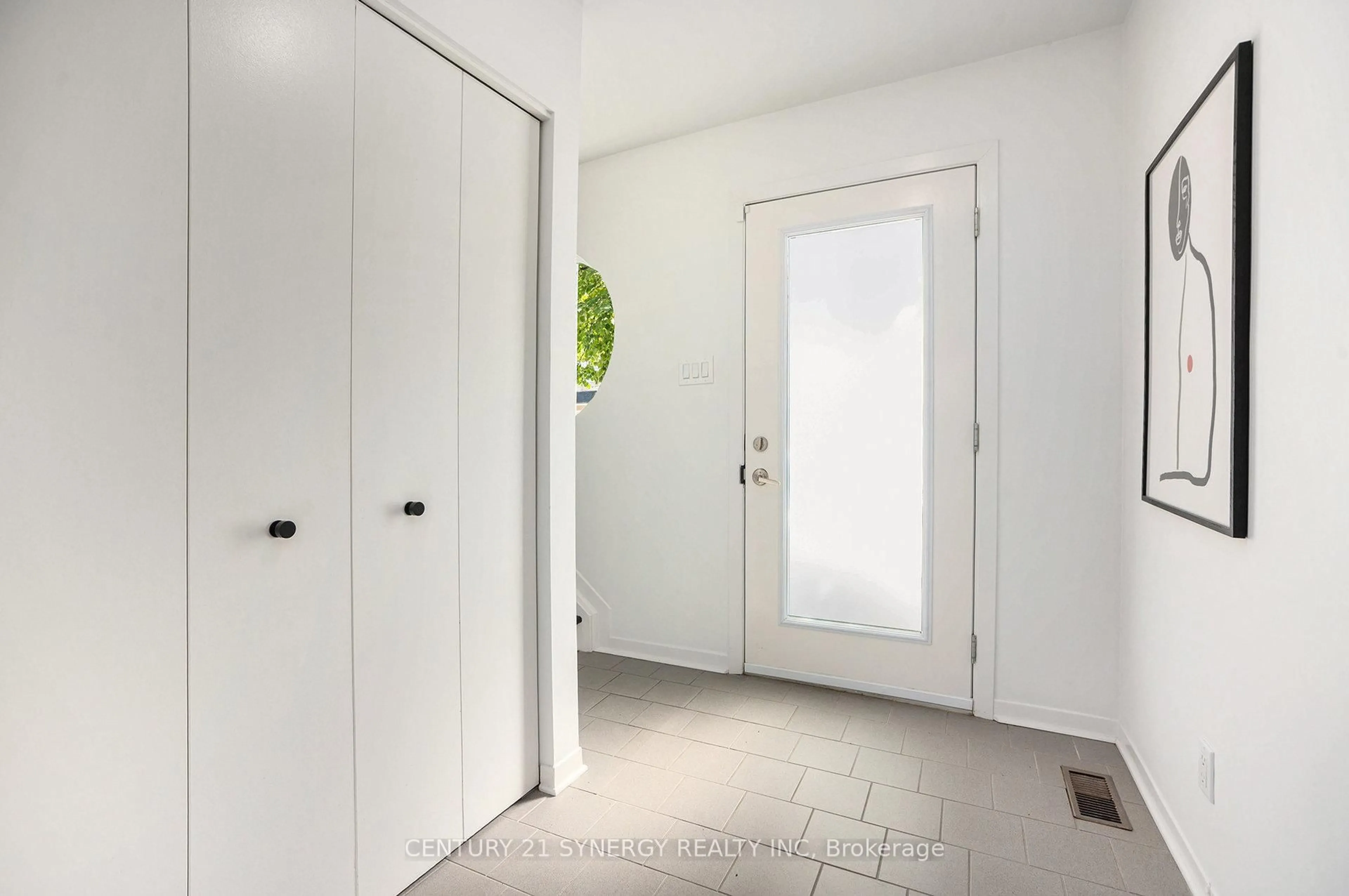 Indoor entryway for 1137 Gladstone Ave, Ottawa Ontario K1Y 3H4