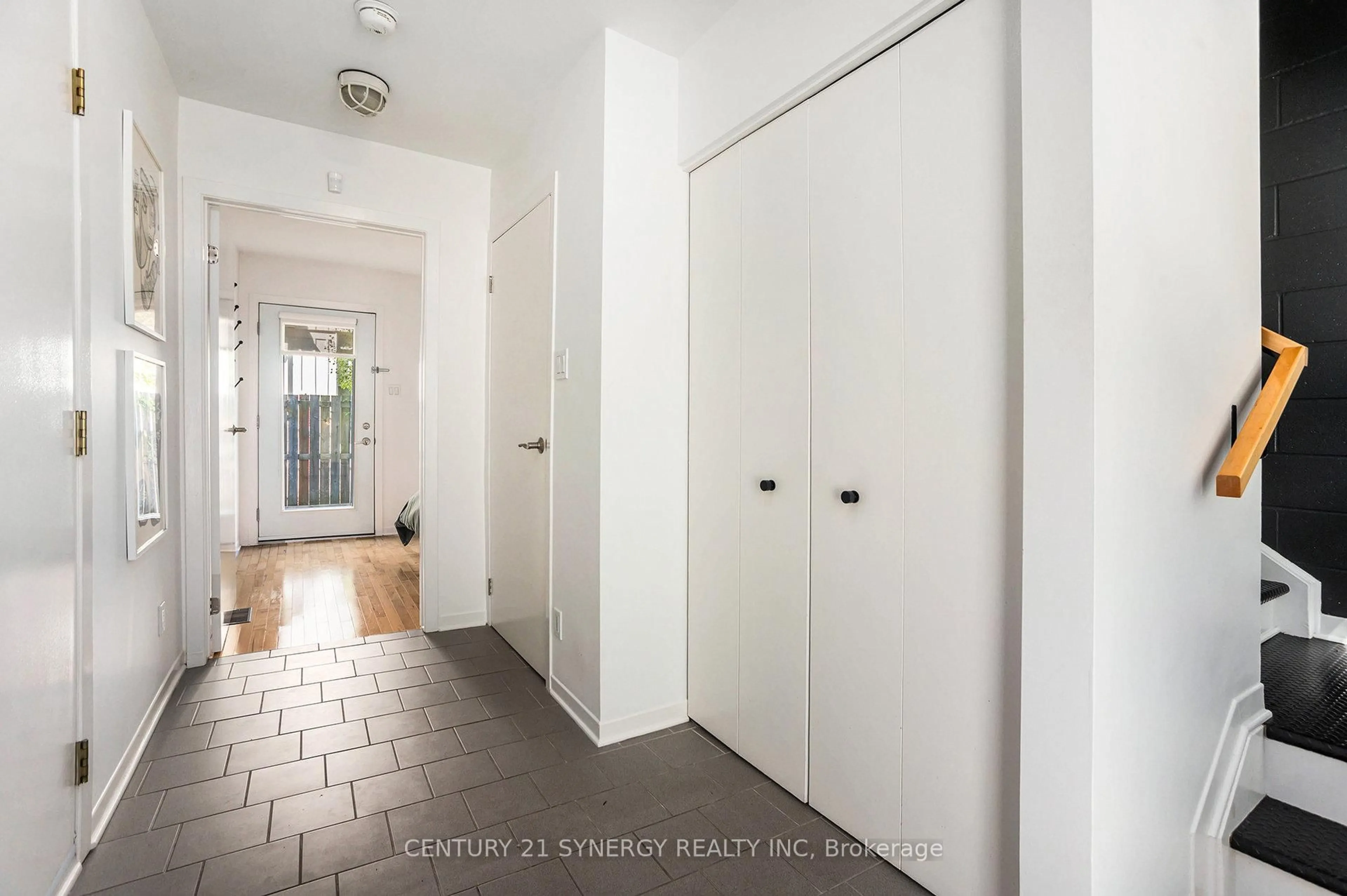 Indoor entryway for 1137 Gladstone Ave, Ottawa Ontario K1Y 3H4