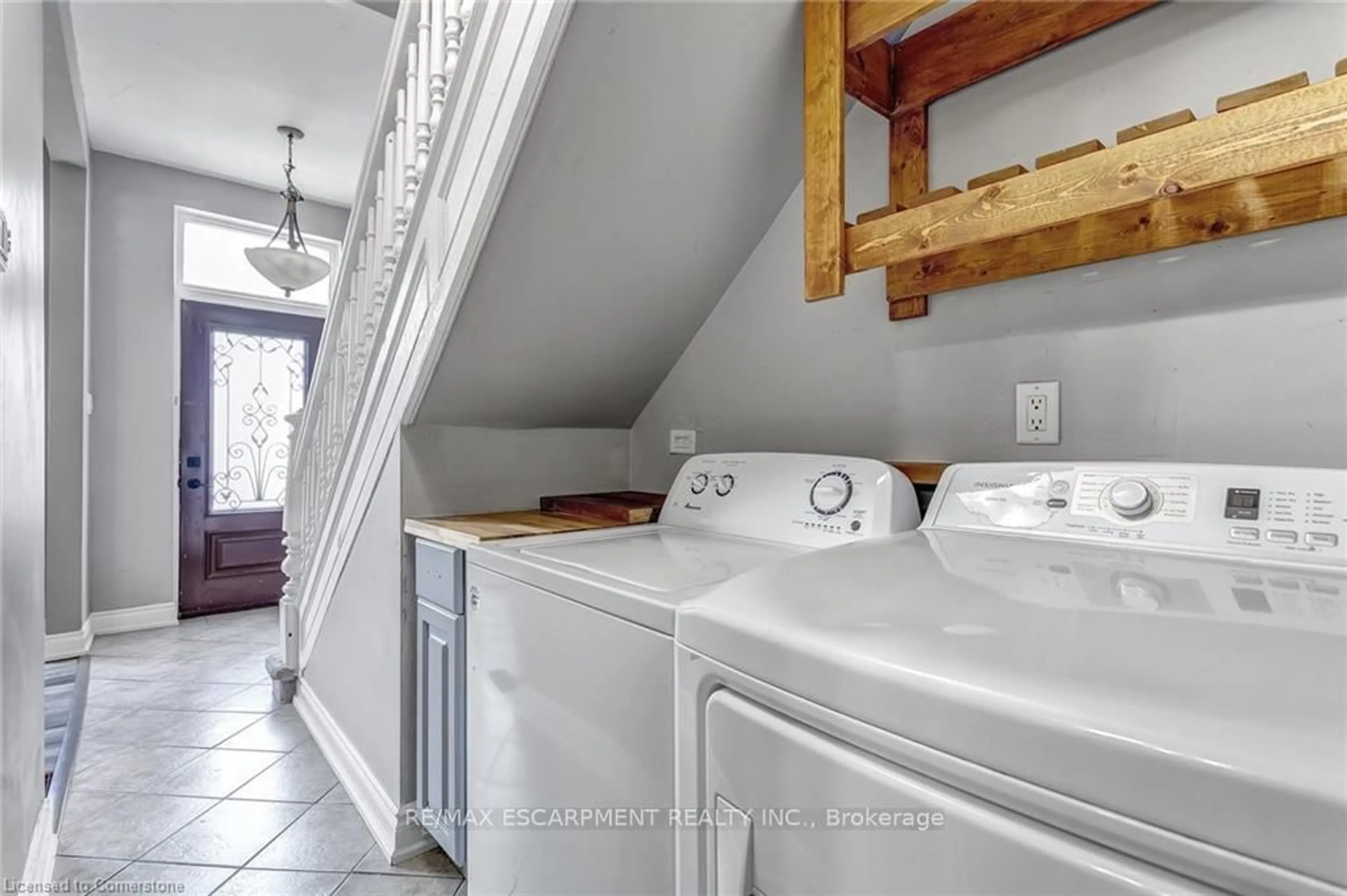 Laundry room for 26 Madison Ave, Hamilton Ontario L8L 5Y3