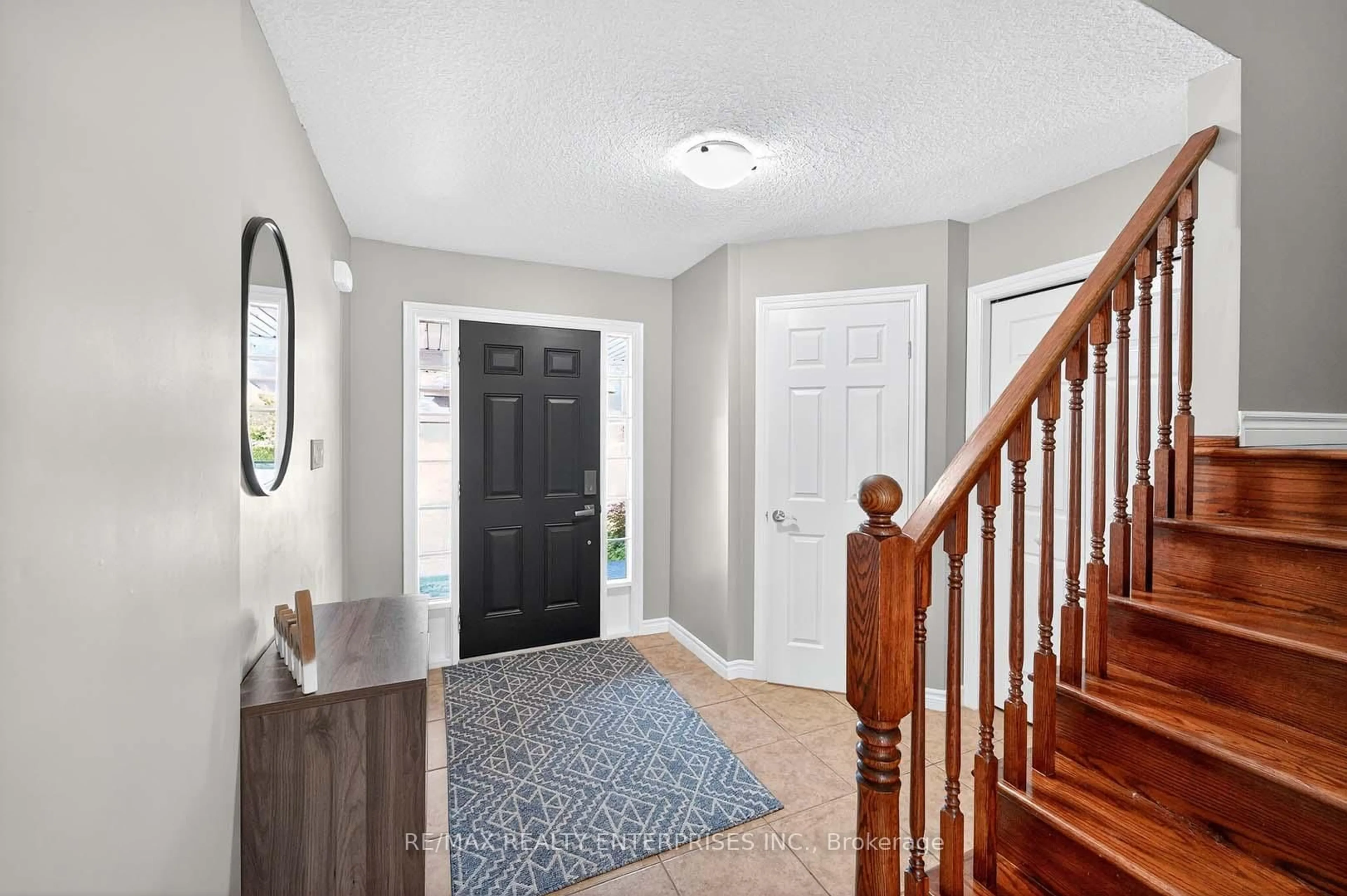 Indoor entryway for 1366 Upper Paradise Rd, Hamilton Ontario L9B 0C3
