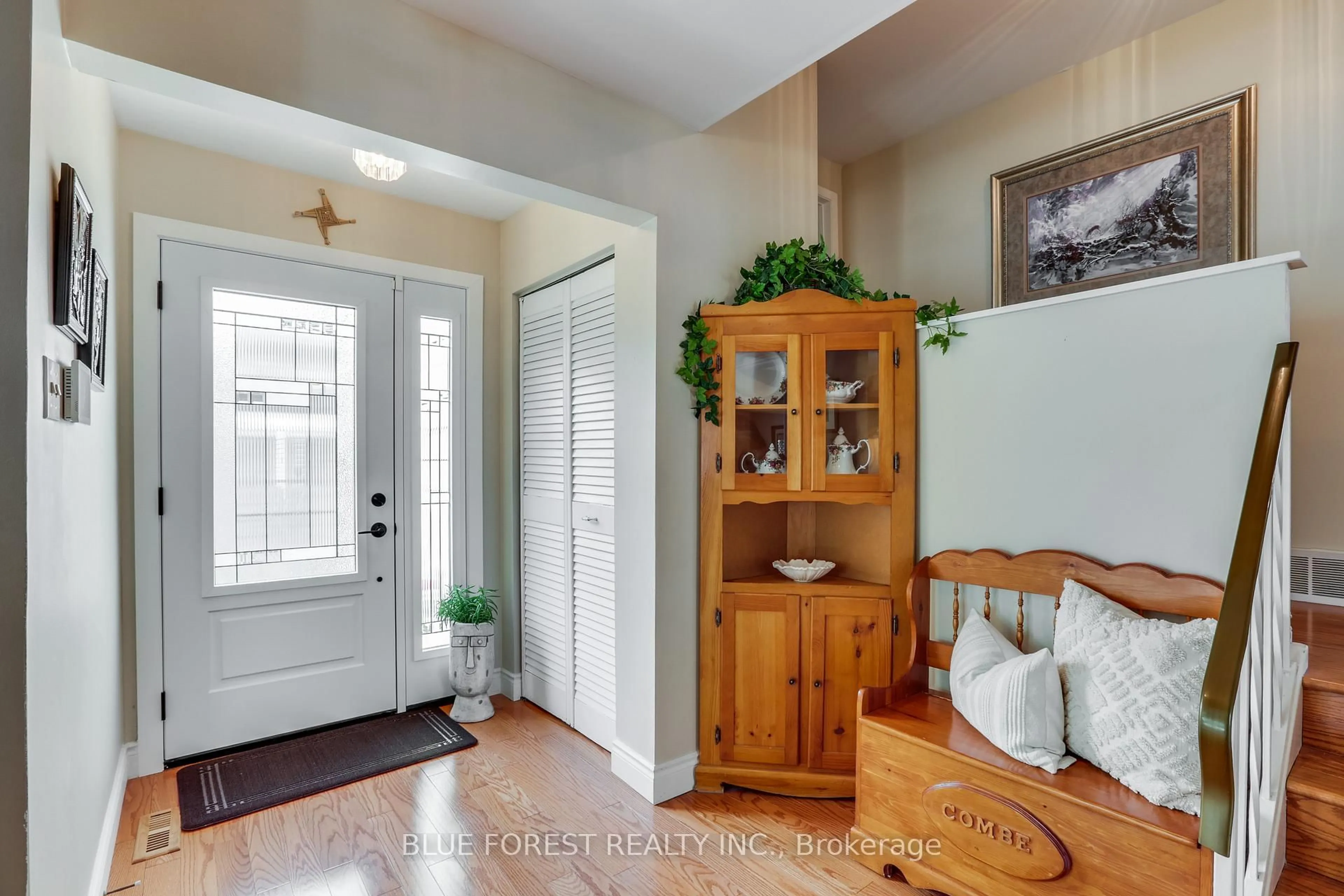 Indoor entryway for 6 Ashbury Ave, London South Ontario N6E 1S8