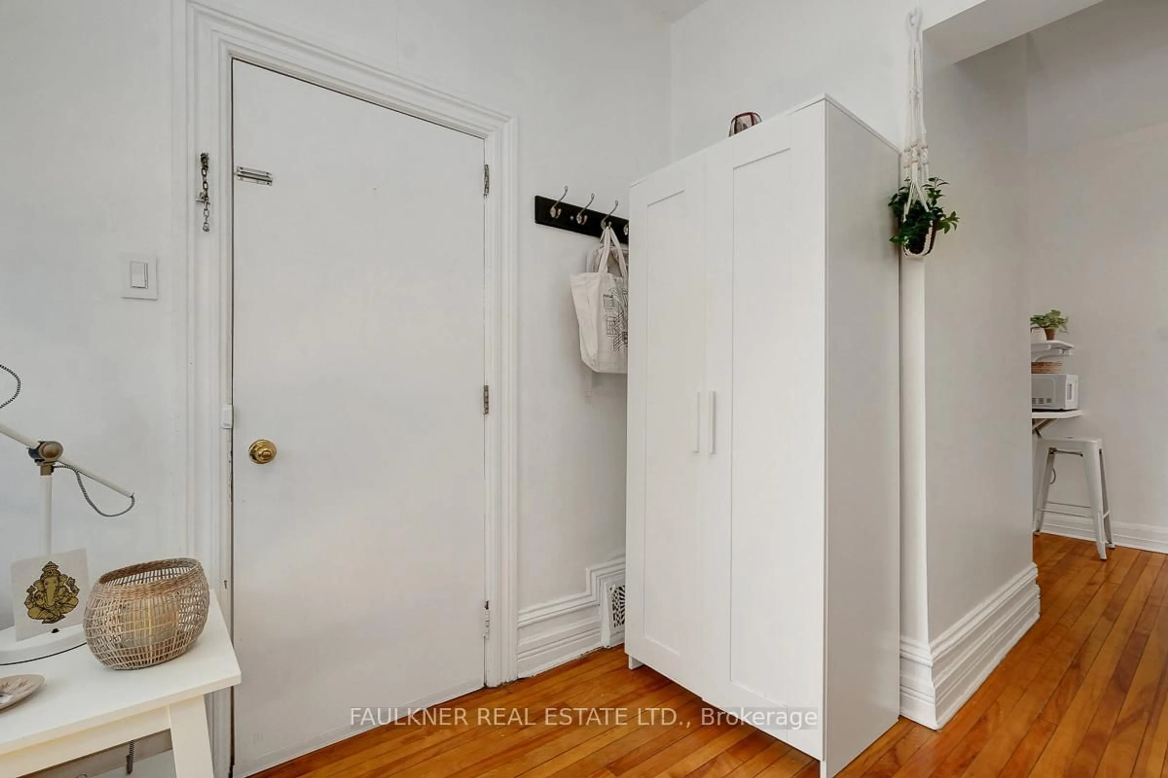 Indoor entryway for 33 Clarey Ave, Ottawa Ontario K1S 2R6