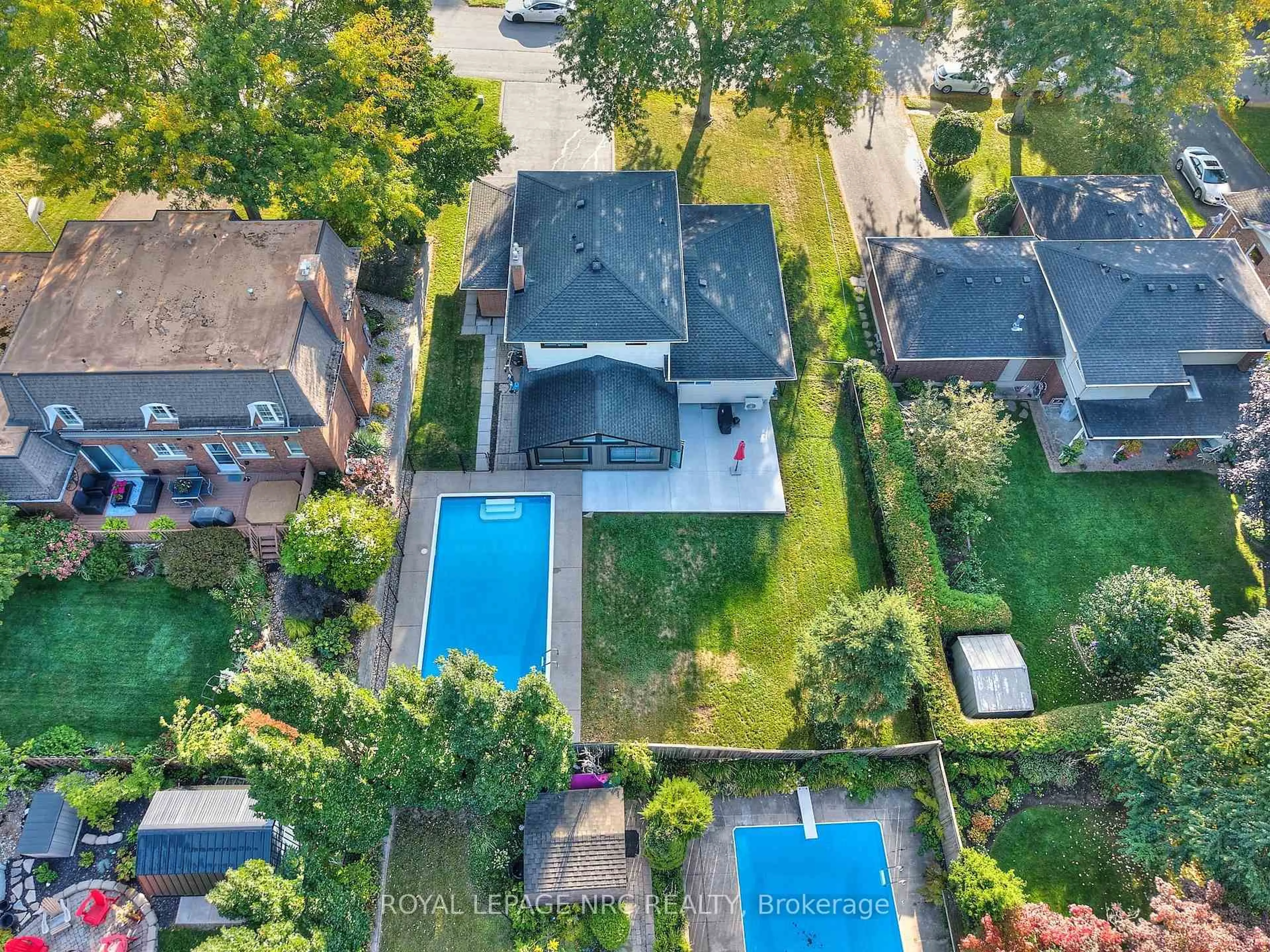 A pic from outside/outdoor area/front of a property/back of a property/a pic from drone, street for 10 WILLOWDALE Crt, Pelham Ontario L0S 1E2