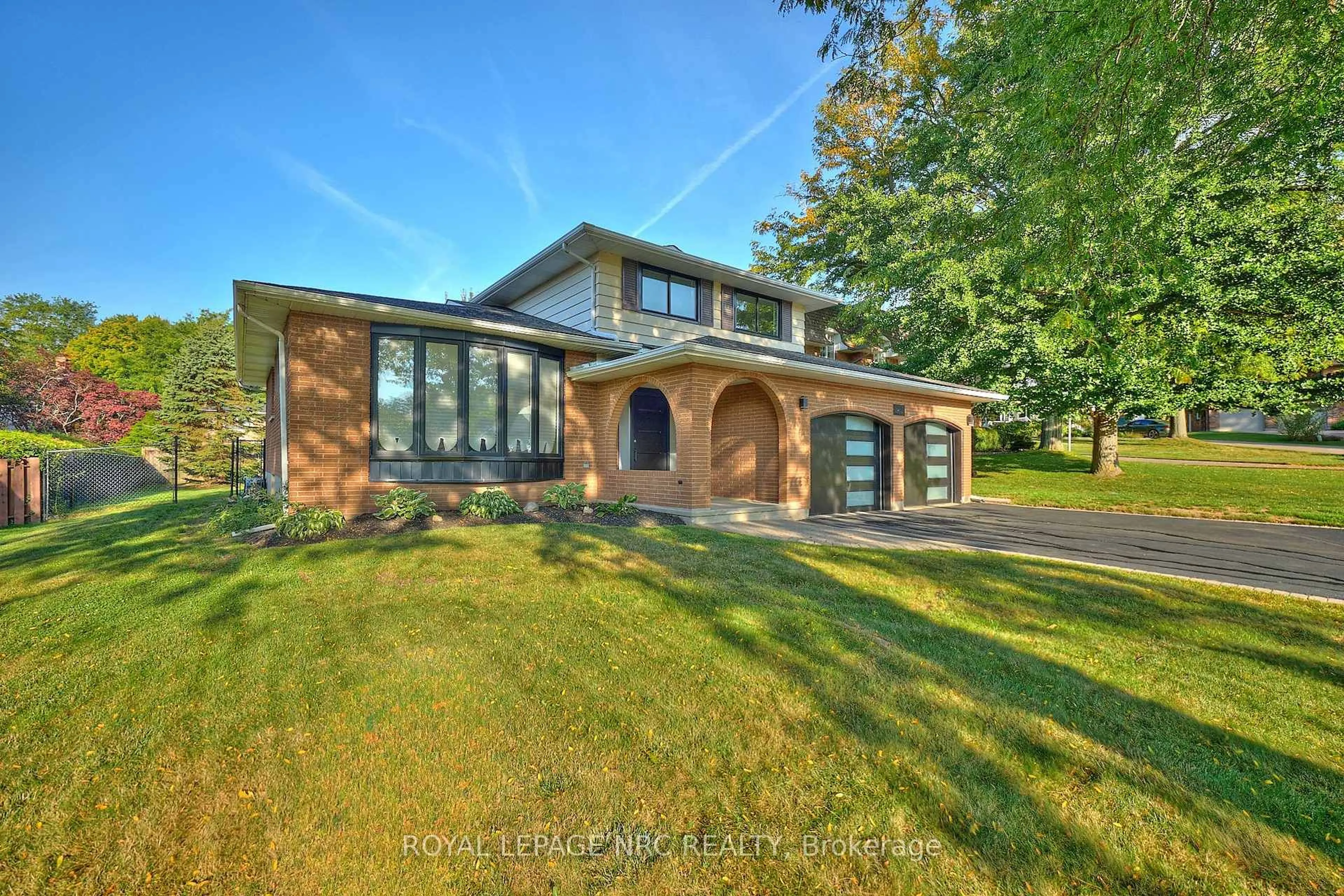 Home with brick exterior material, unknown for 10 WILLOWDALE Crt, Pelham Ontario L0S 1E2