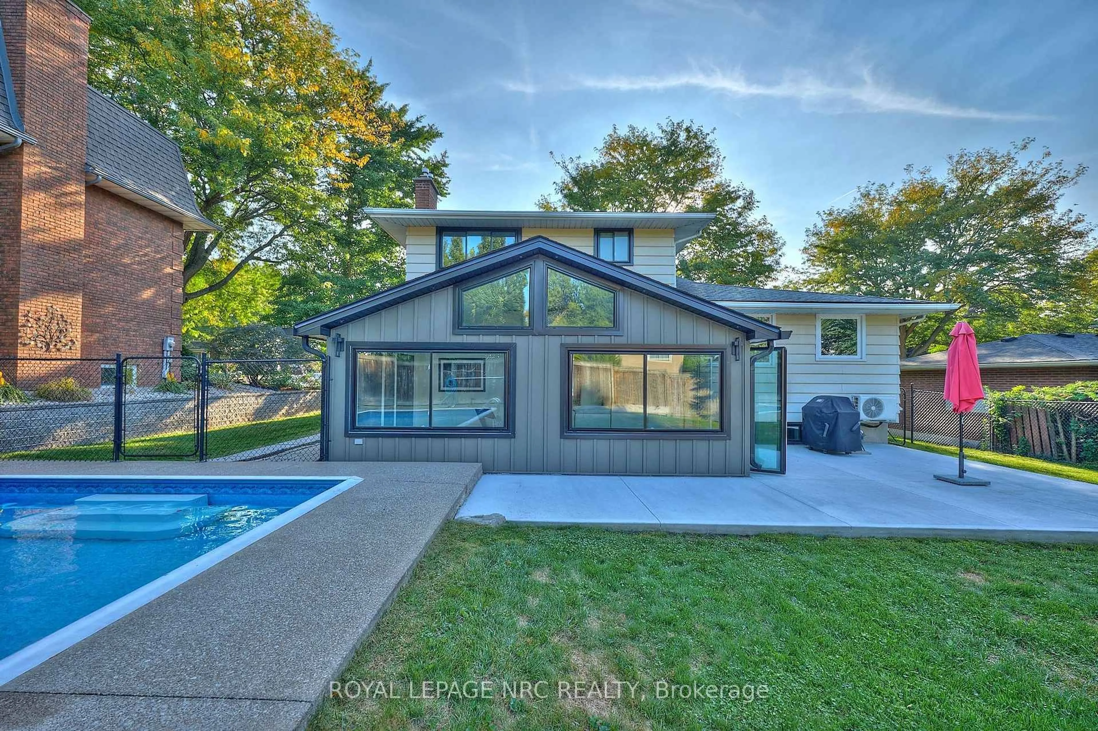 Home with vinyl exterior material, unknown for 10 WILLOWDALE Crt, Pelham Ontario L0S 1E2