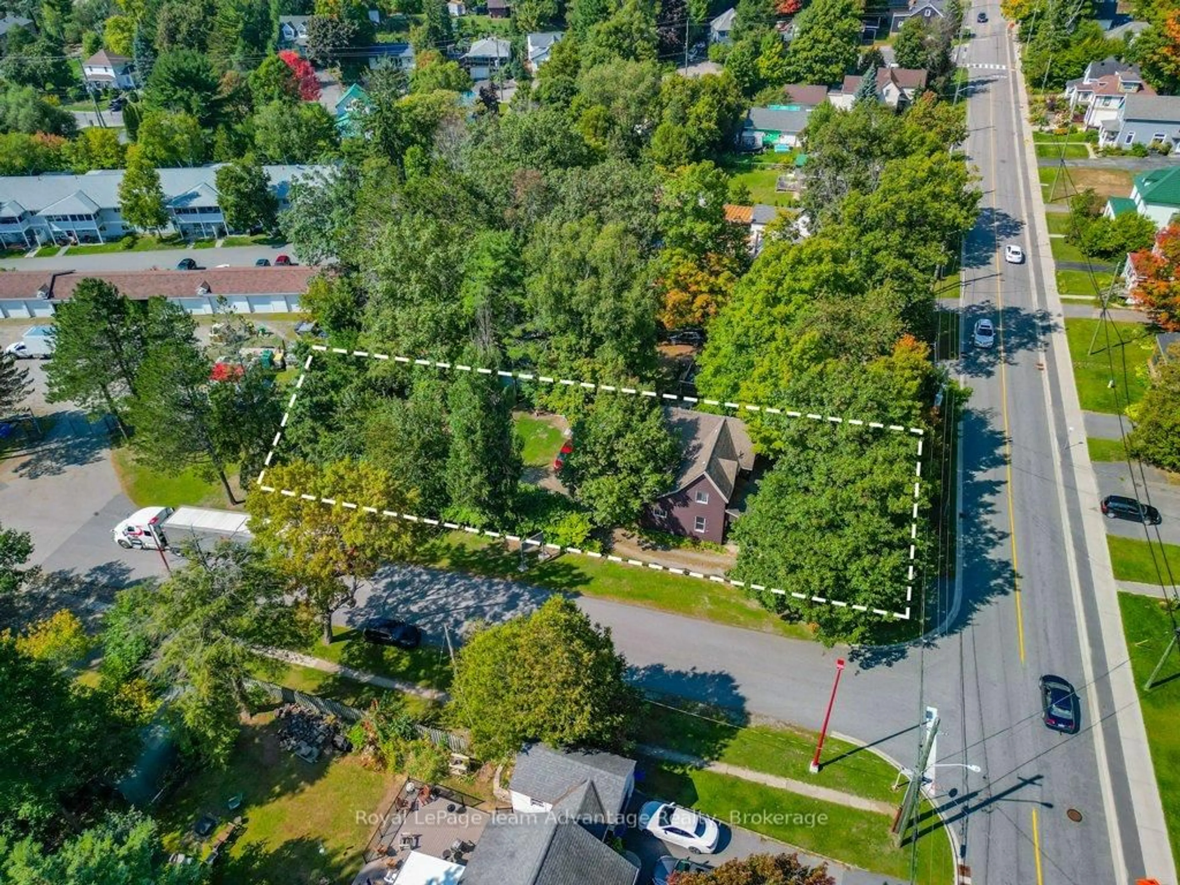 A pic from outside/outdoor area/front of a property/back of a property/a pic from drone, street for 32 Waubeek St, Parry Sound Ontario P2A 1C2