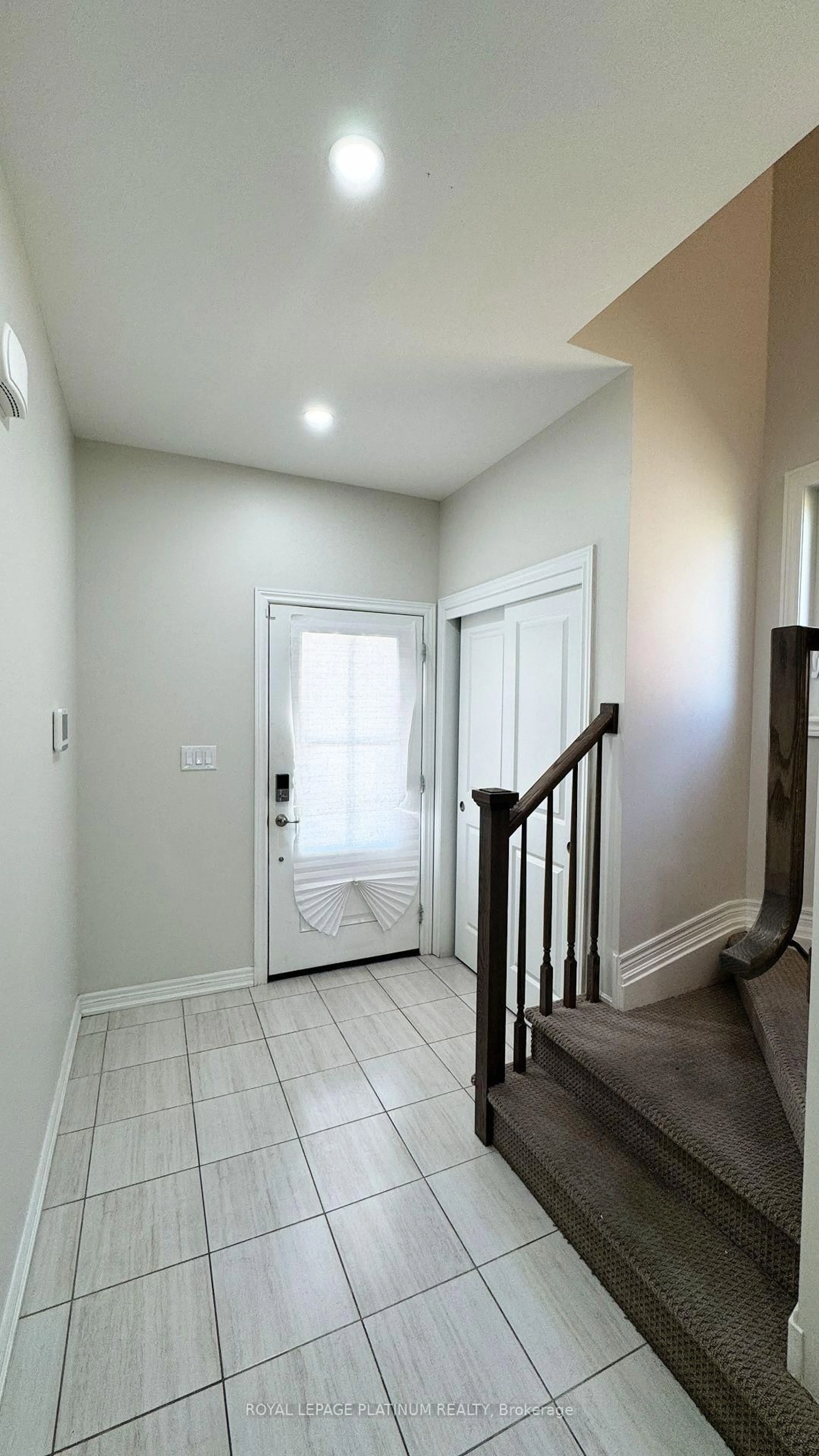 Indoor entryway for 32 Sunflower Pl, Welland Ontario L3B 5N8