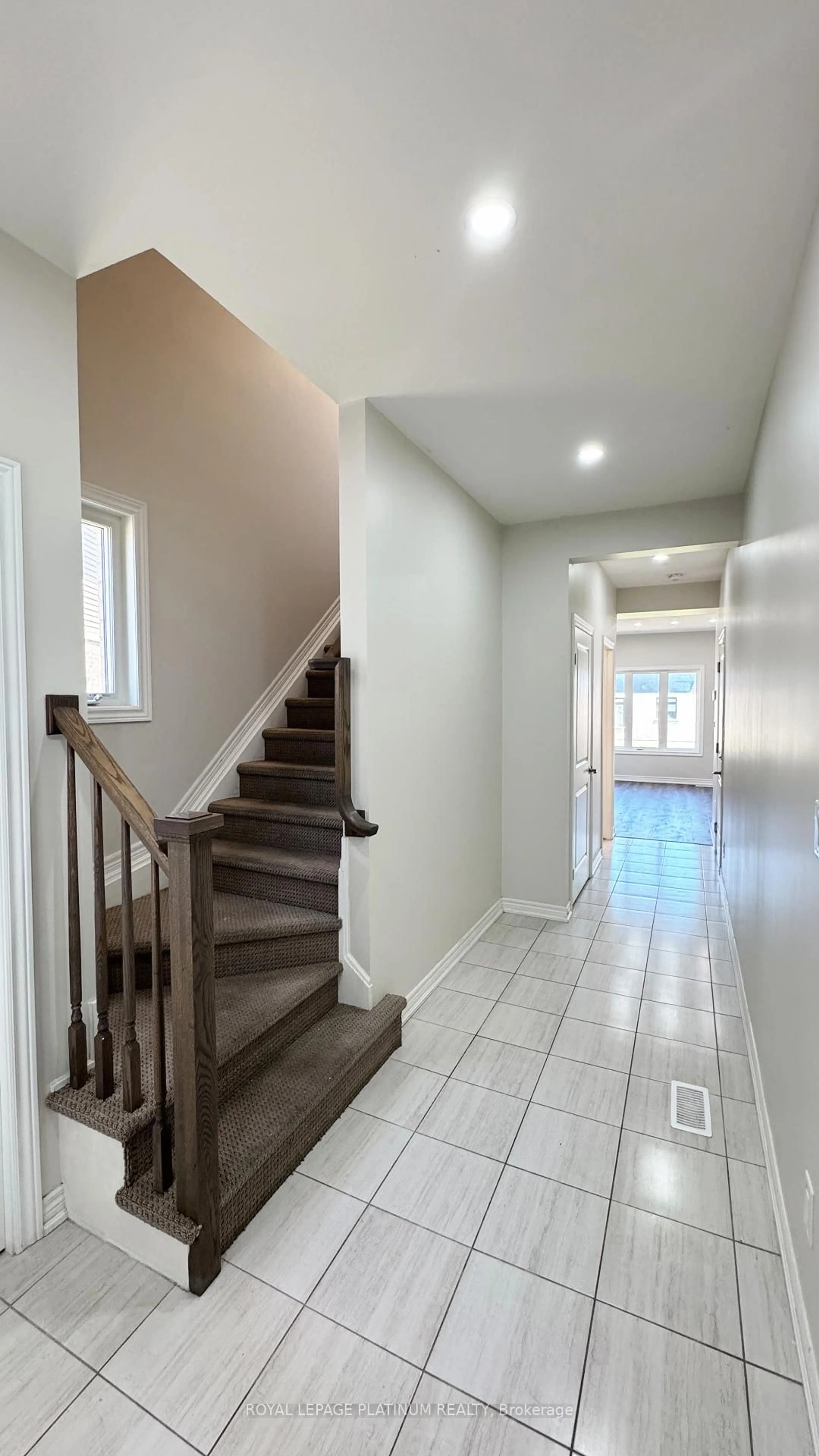 Indoor entryway for 32 Sunflower Pl, Welland Ontario L3B 5N8