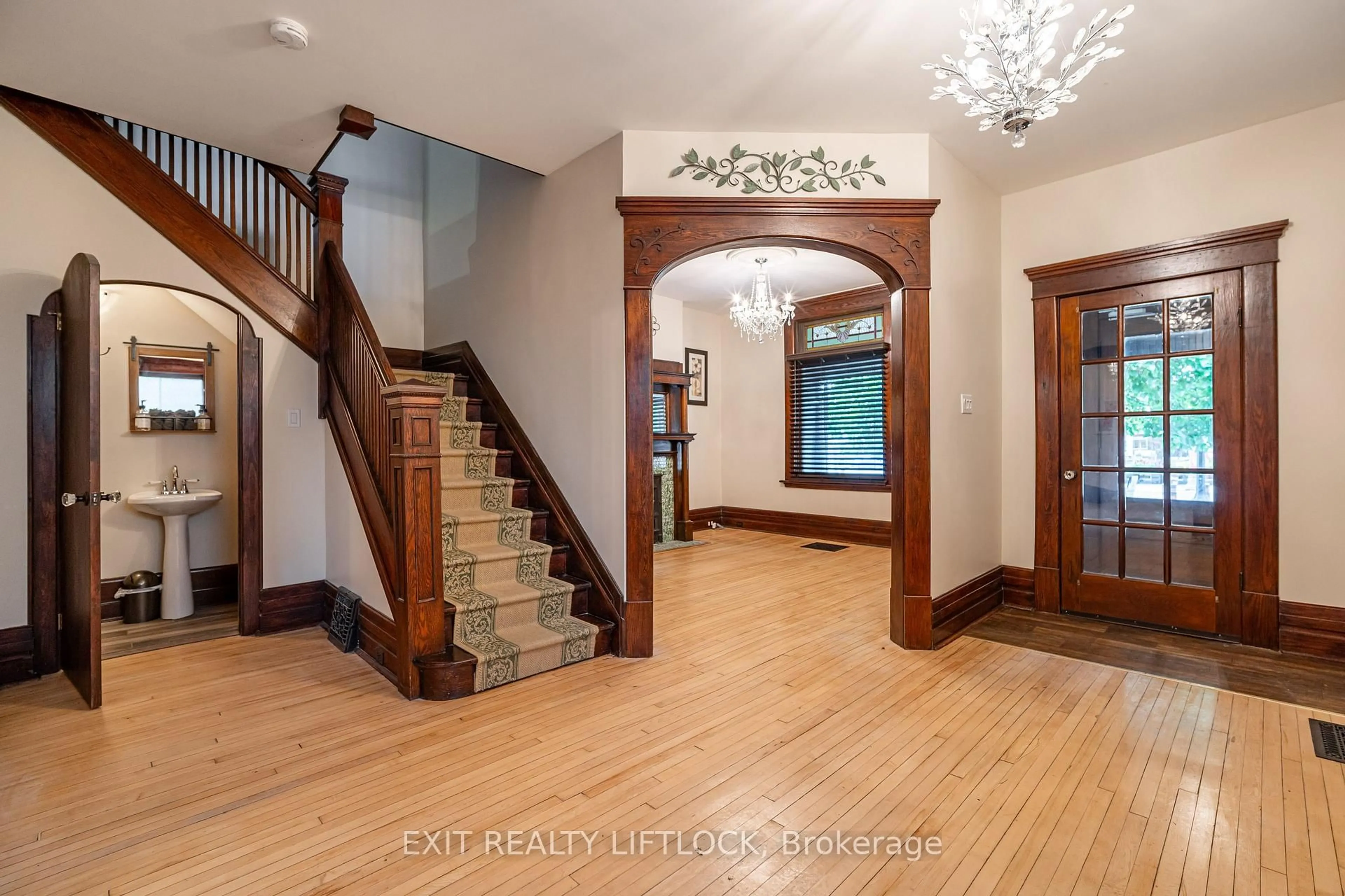 Indoor entryway for 141 Hunter St, Peterborough Ontario K9H 1G7