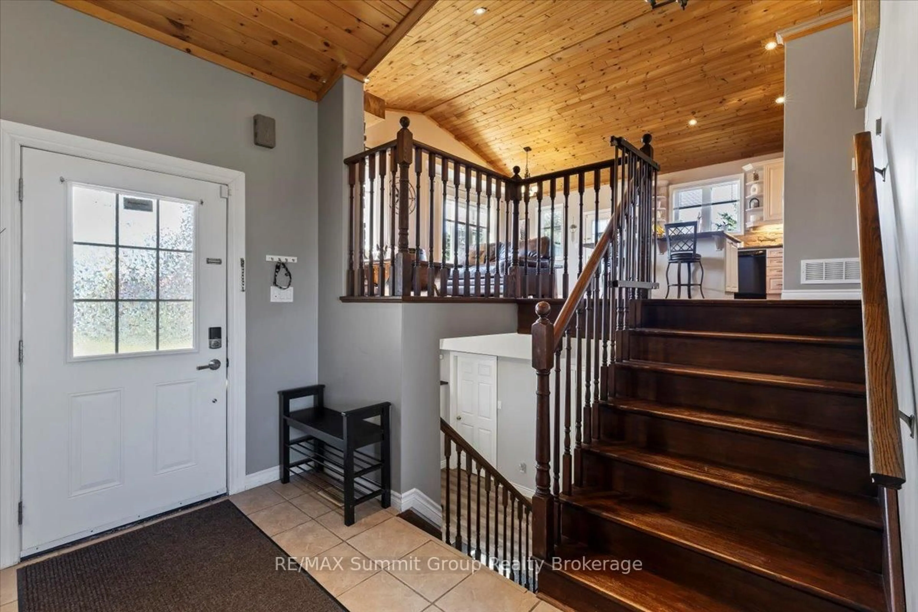 Indoor foyer for 682449 260 Sdrd, Melancthon Ontario L9V 2N1