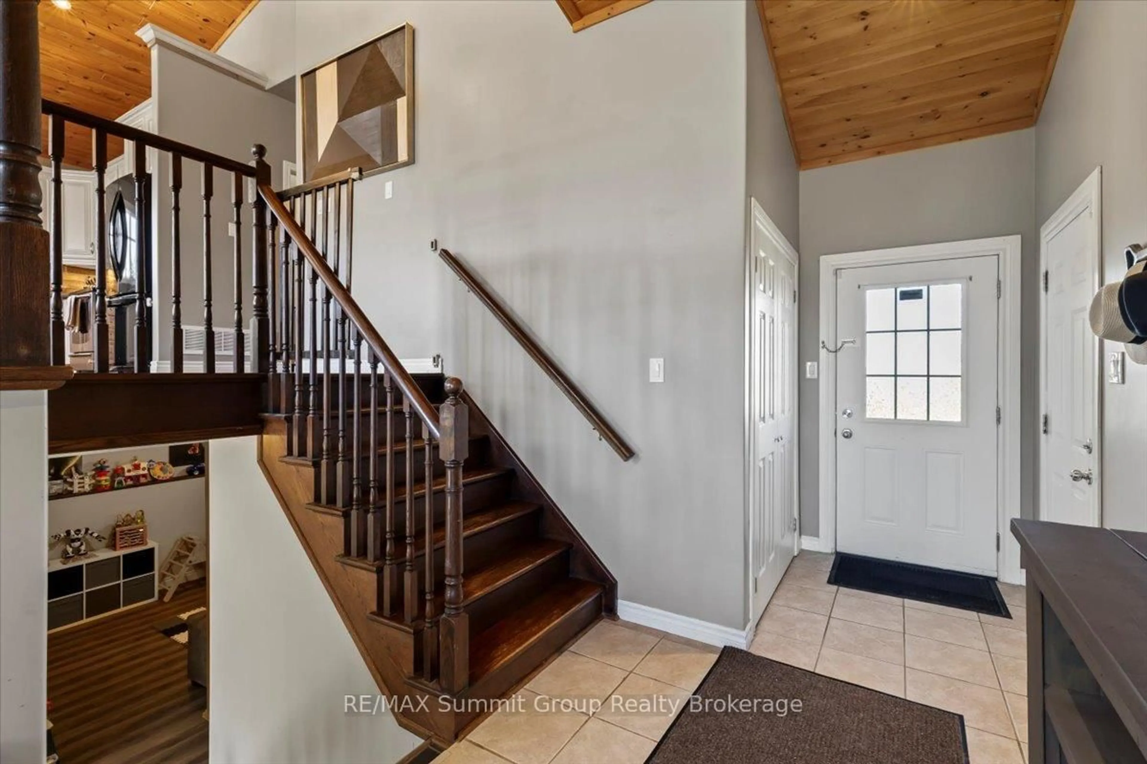 Indoor entryway for 682449 260 Sdrd, Melancthon Ontario L9V 2N1