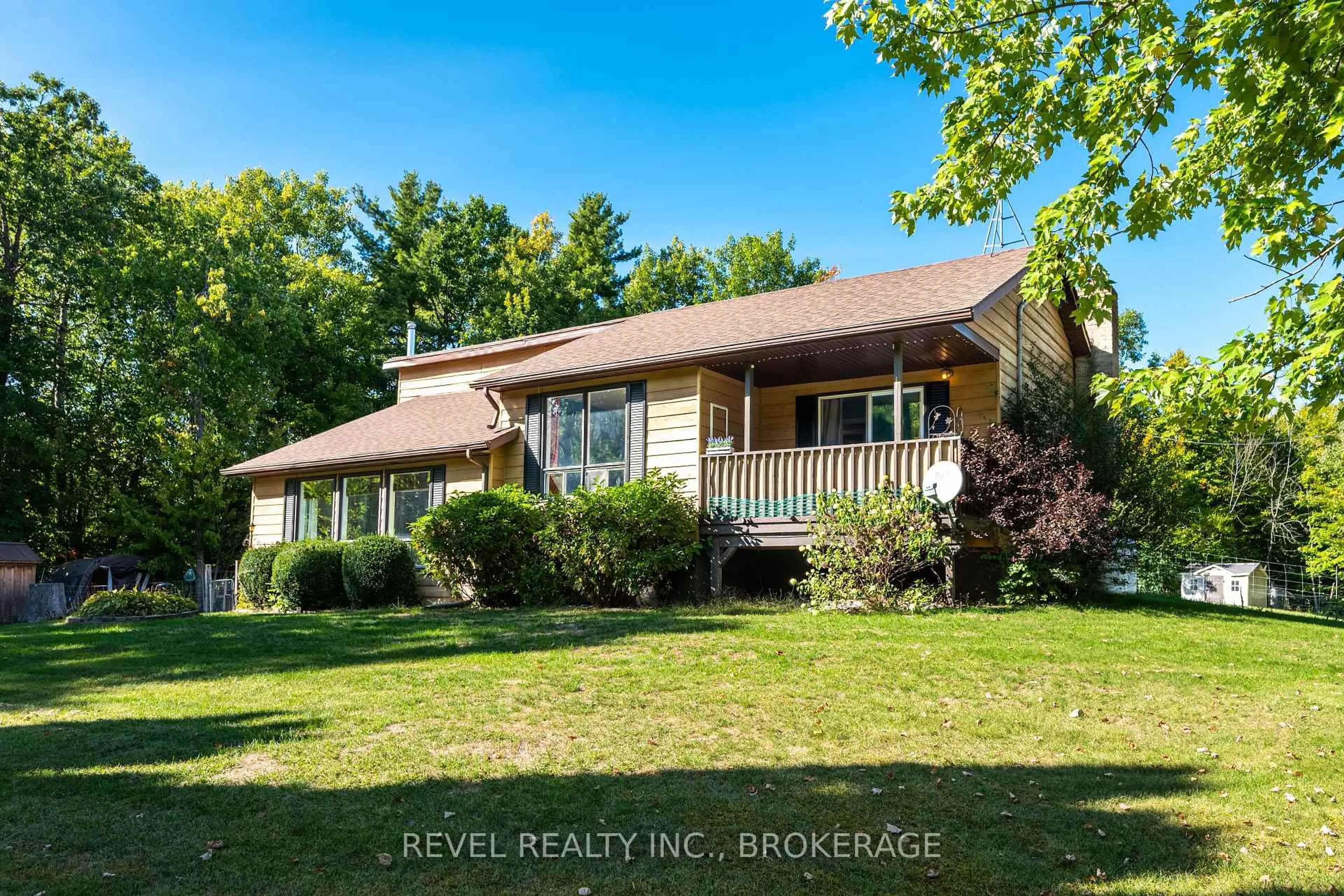 Home with vinyl exterior material, unknown for 930 Haig Rd, Front of Leeds & Seeleys Bay Ontario K0E 1L0