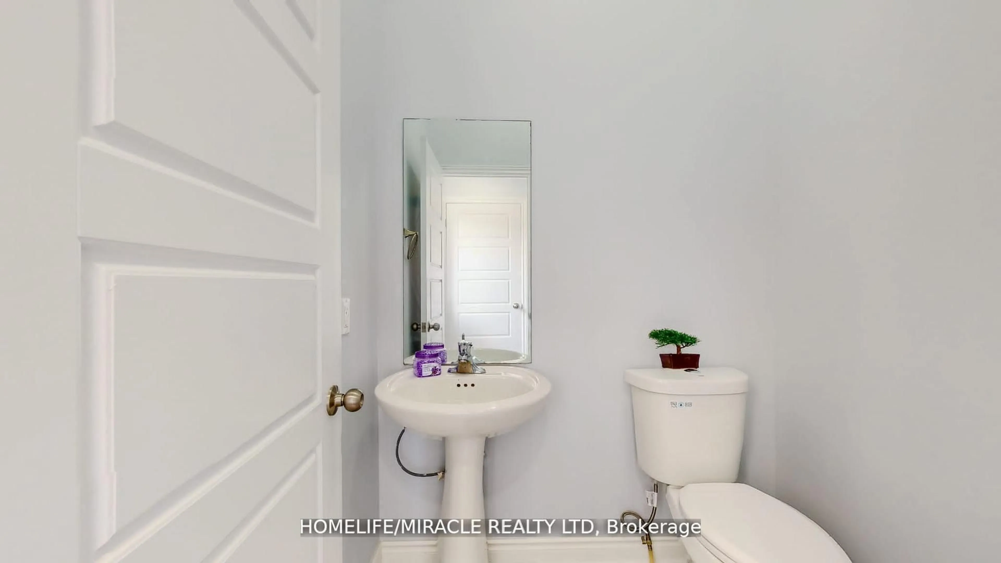 Standard bathroom, ceramic/tile floor for 13 Brookfield Crt, Ingersoll Ontario N5C 0C4